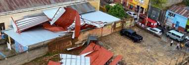 La estructura se desprendió desde un edificio contiguo e impactó en el techo de una de las aulas de la escuela. (Foto: Cruz Roja)