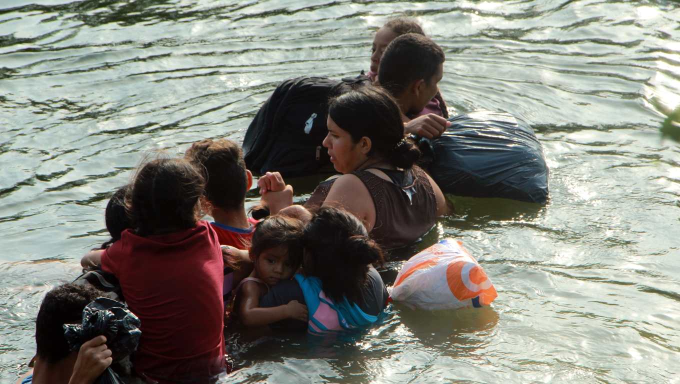 Un grupo de migrantes trata de cruzar el río Bravo, frontera entre México y EE. UU. con la esperanza de ser admitidos. (Foto Prensa Libre: EFE)