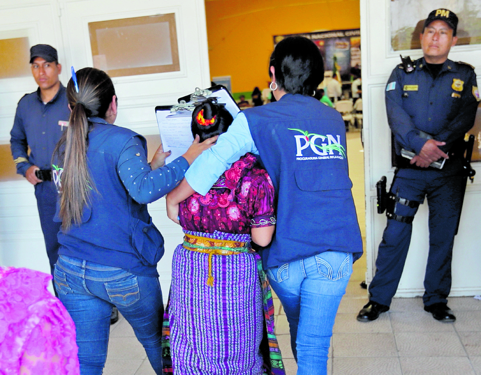 La PGN en conjunto con el la PNC y el MP han efectuado operativos para rescatar a las víctimas de explotación laboral.
(Foto Prensa Libre:  Erick Ávila)