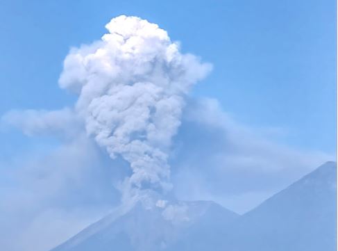 Erupción del Volcán de Fuego de este 4 de mayo de 2023. (Foto Prensa Libre: @rickylopezbruni)