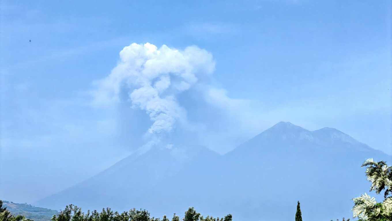 Erupción del Volcán de Fuego el 4 de mayo de 2023. (Foto Prensa Libre:  @rickylopezbruni)