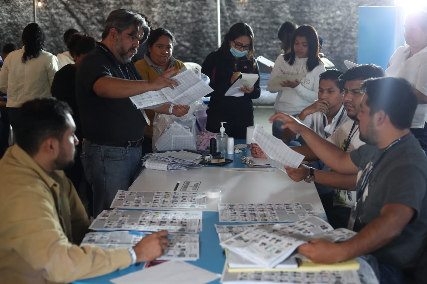 
“Candidatos exigen un recuento de votos, pues aseguran que hubo irregularidades en el proceso, con el cual se beneficia al actual alcalde de la Ciudad de Guatemala, Ricardo Quiñónez. (Foto Prensa Libre: Esbin García) 