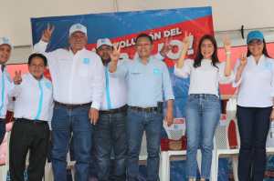 Castillo junto a los candidatos a diputados en San Juan Sacatepéquez (