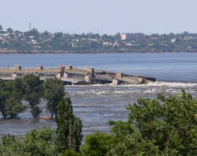 La represa de Kajovka sufrió daños severos y terminó por colapsar el 6 de junio. Reuters