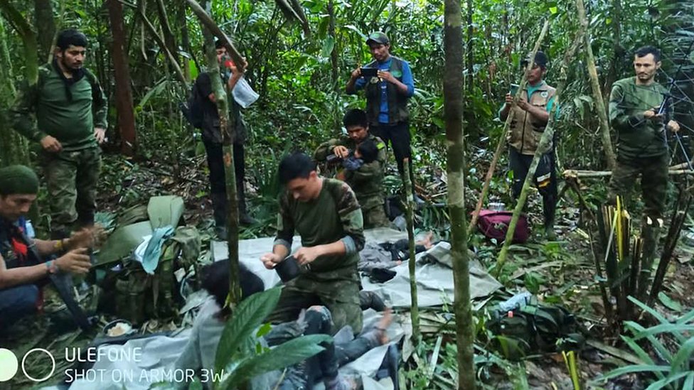 Soldados colombianos atienden a los cuatro niños poco después de que fueran encontrados.
REUTERS