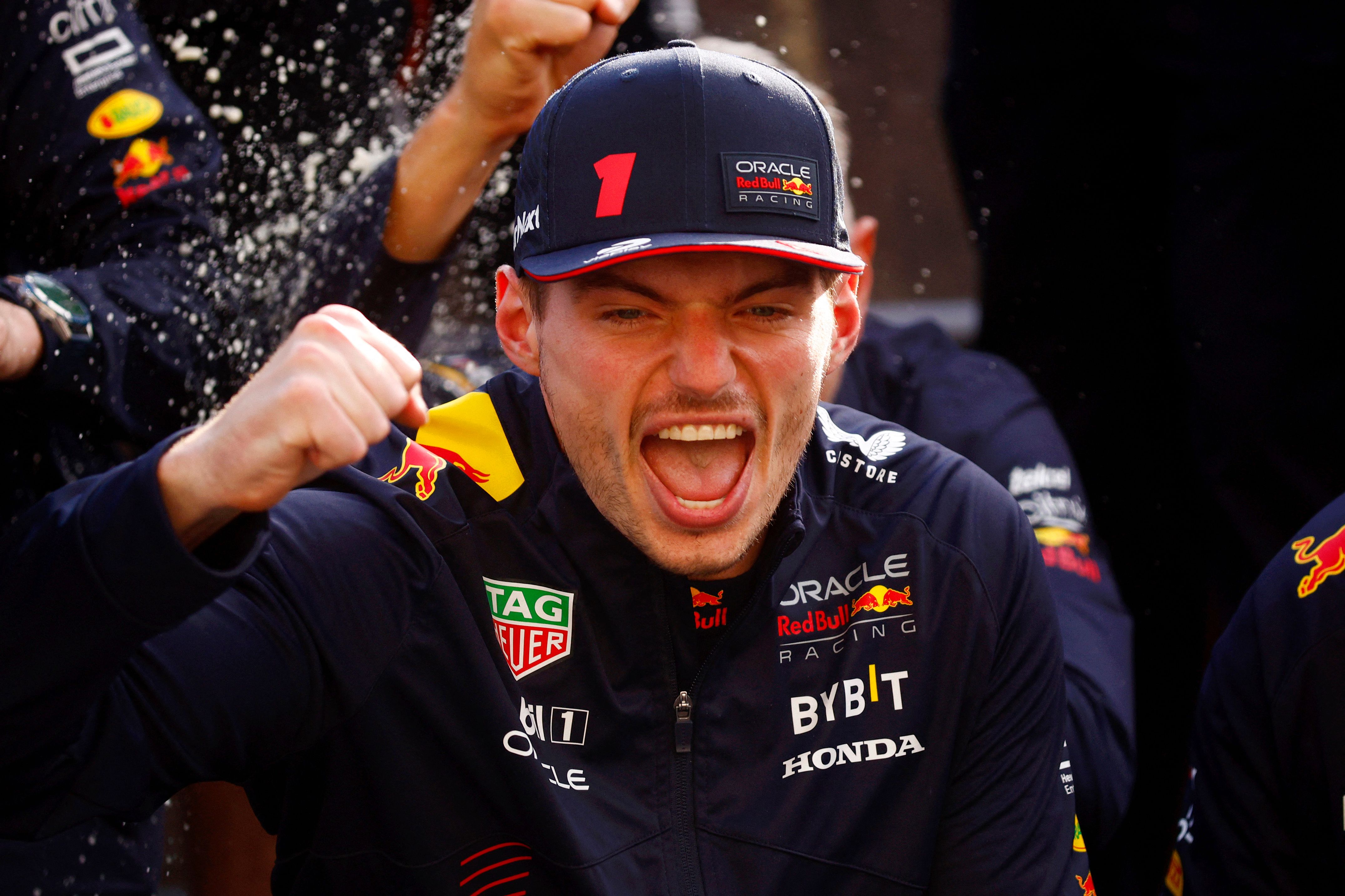 MONTREAL, QUEBEC - 18 DE JUNIO: El ganador de la carrera Max Verstappen de los Países Bajos y Oracle Red Bull Racing celebra con su equipo después del Gran Premio de F1 de Canadá en el Circuito Gilles Villeneuve. Foto Prensa Libre (AFP)