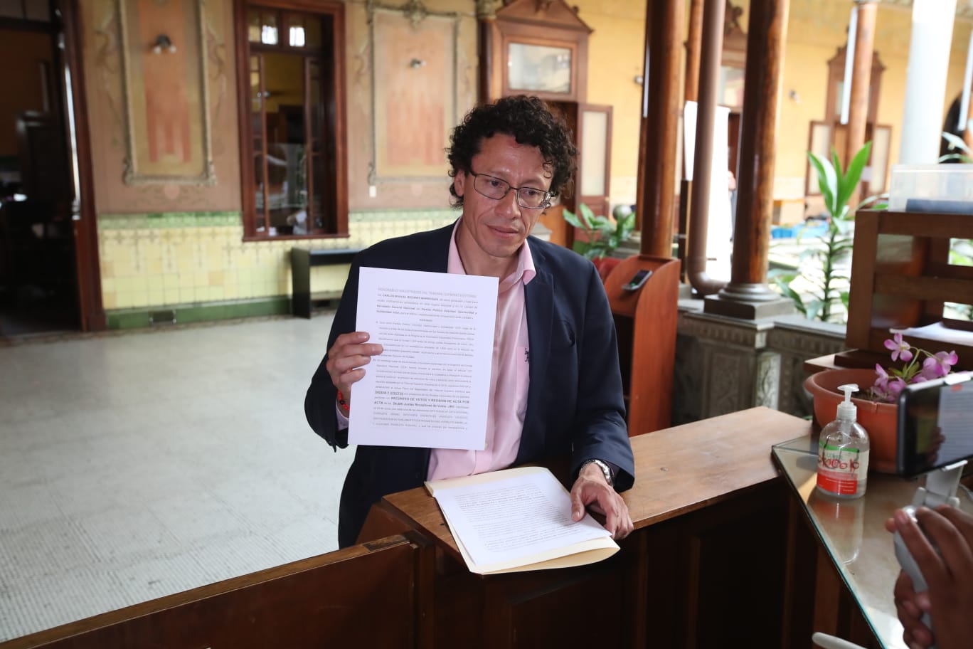 Carlos Bezares, secretario General de VOS, presenta un recurso legal en contra de los resultados de las elecciones en el departamento de Guatemala. (Foto Prensa Libre: María José Bonilla)