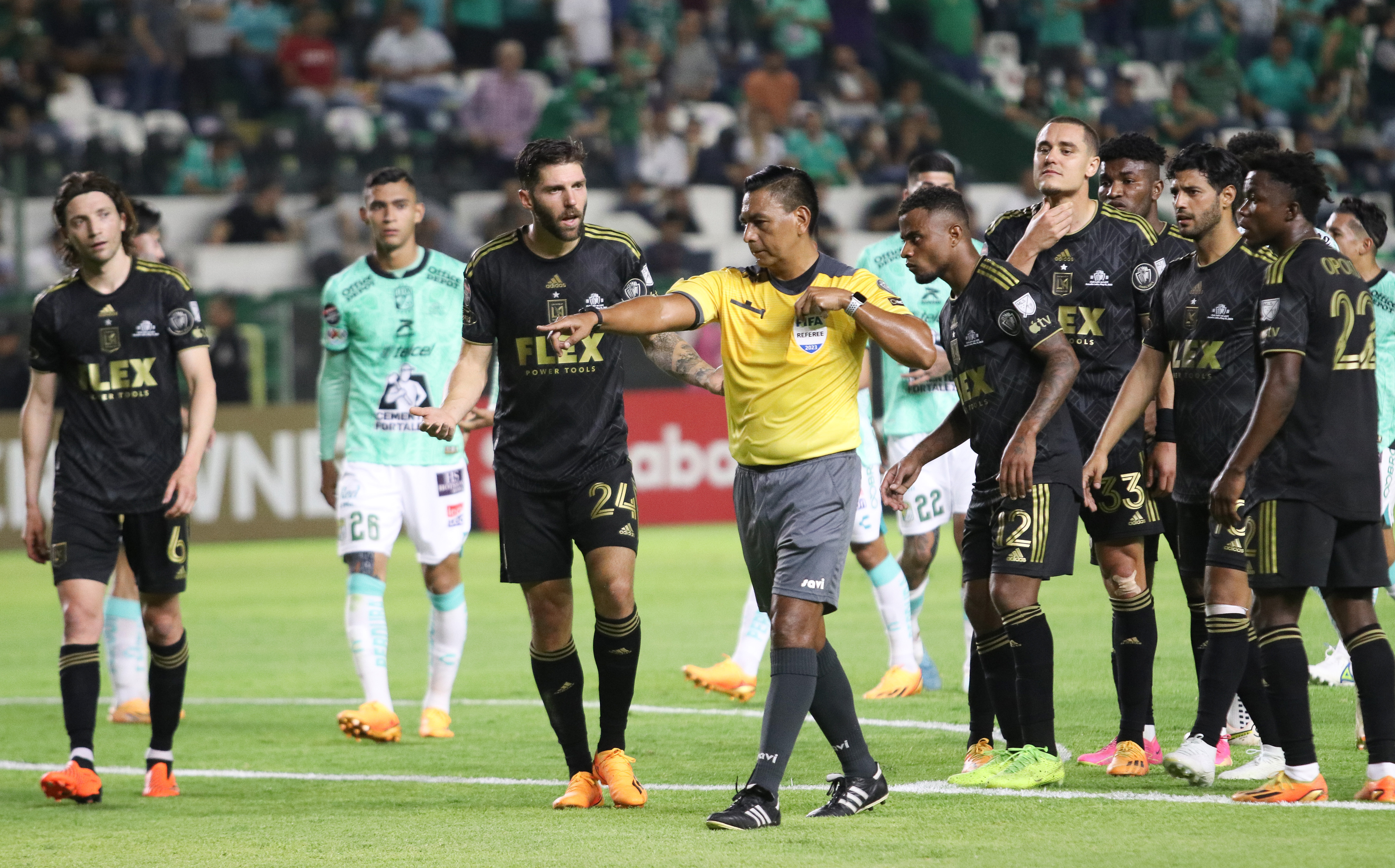 Jugadores de Los Ángeles FC reclaman Walter López tras pitar un penal a favor del León en la final de ida de la Liga de Campeones de la Concacaf.
