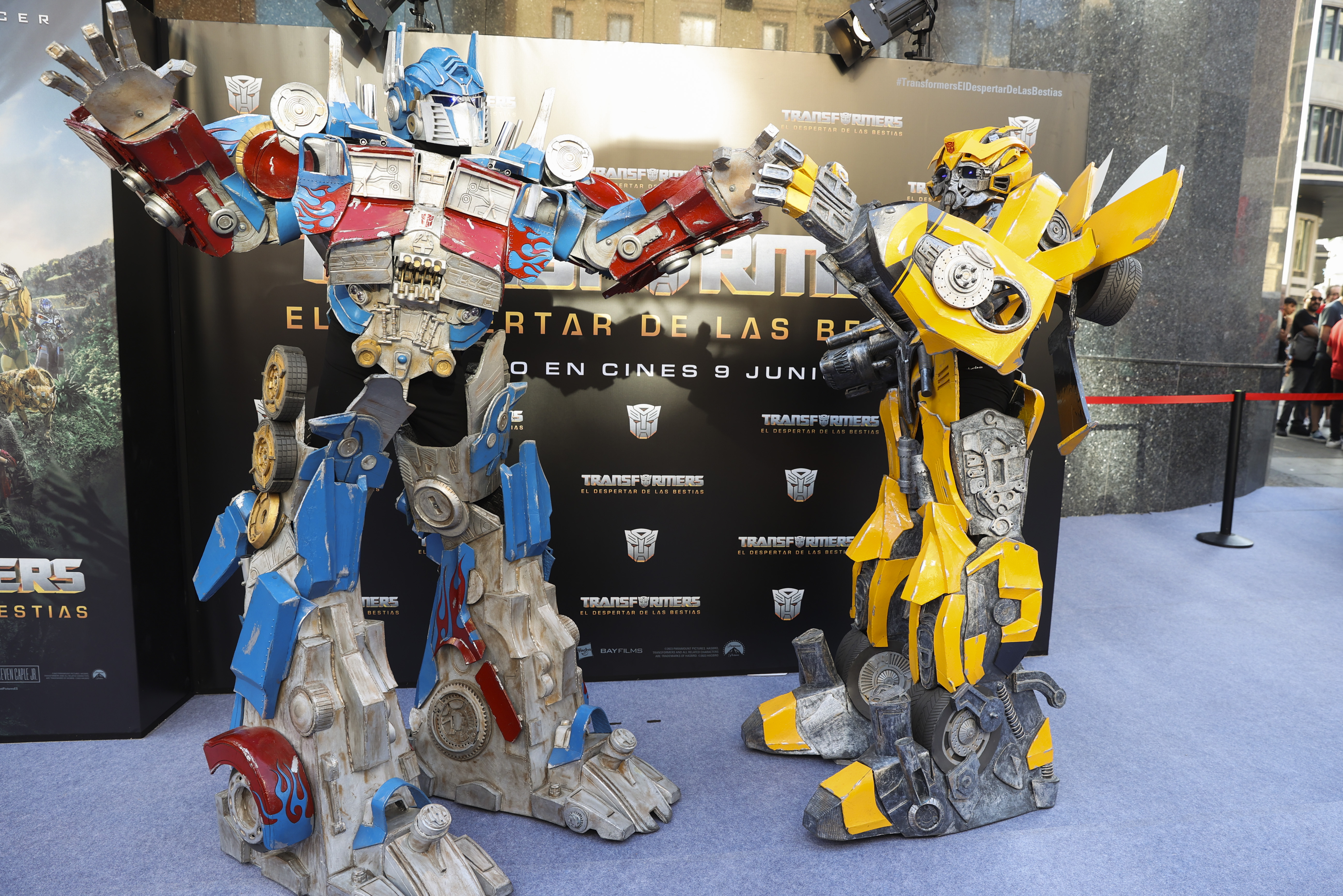 MADRID, 06/06/2023.- Los personajes de la película, Optimus Prime (i) y Bumblebee (d), posan en el photocall de la premier de Transformers, el despertar de las bestias, este martes en Madrid. EFE/ Kiko Huesca