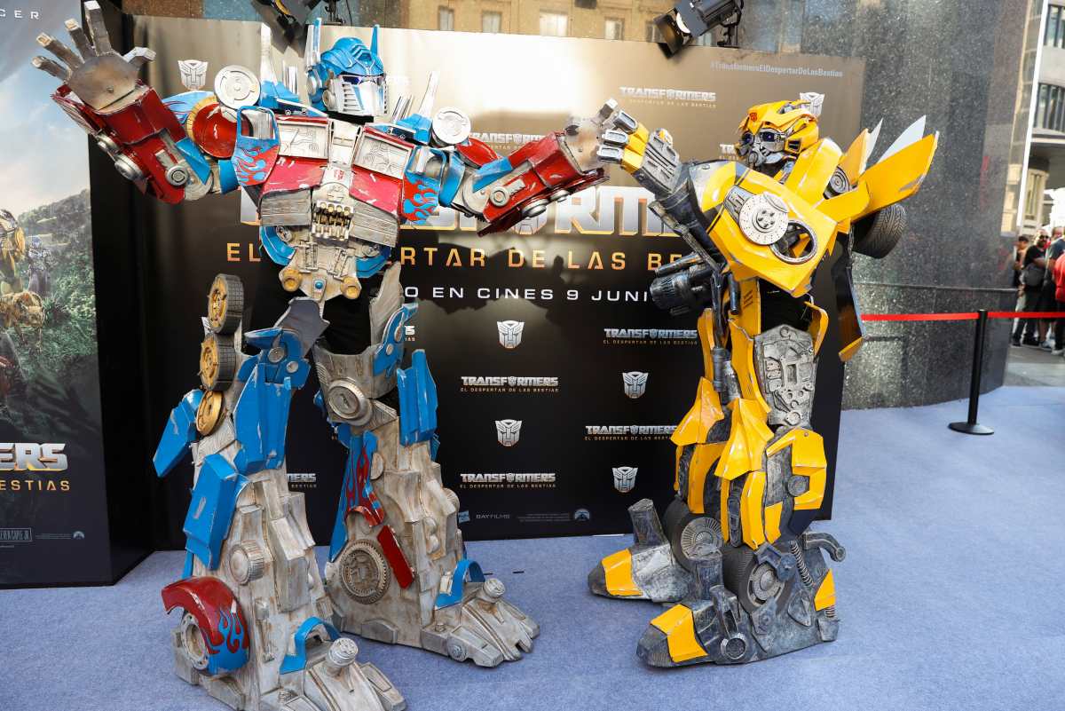 MADRID, 06/06/2023.- Los personajes de la película, Optimus Prime (i) y Bumblebee (d), posan en el photocall de la premier de Transformers, el despertar de las bestias, este martes en Madrid. EFE/ Kiko Huesca