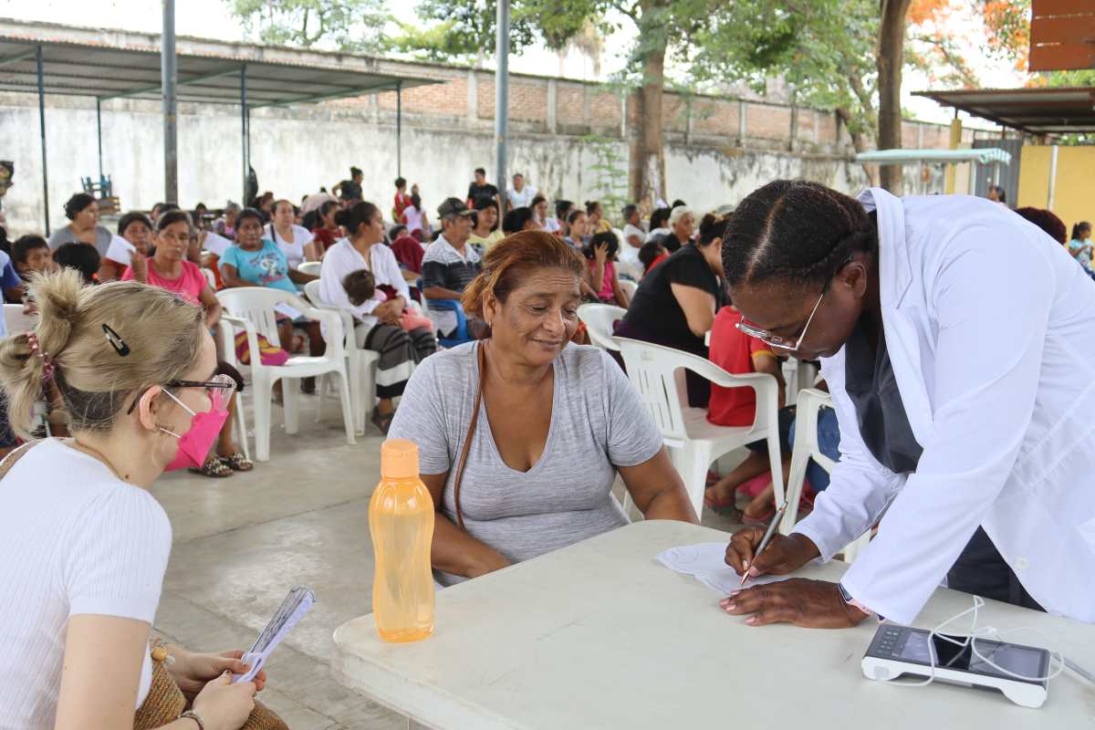 Médicos estadounidenses atienden a migrantes  varados en la ciudad de Tapachula, estado de Chiapas, México. (Foto Prensa Libre: EFE)