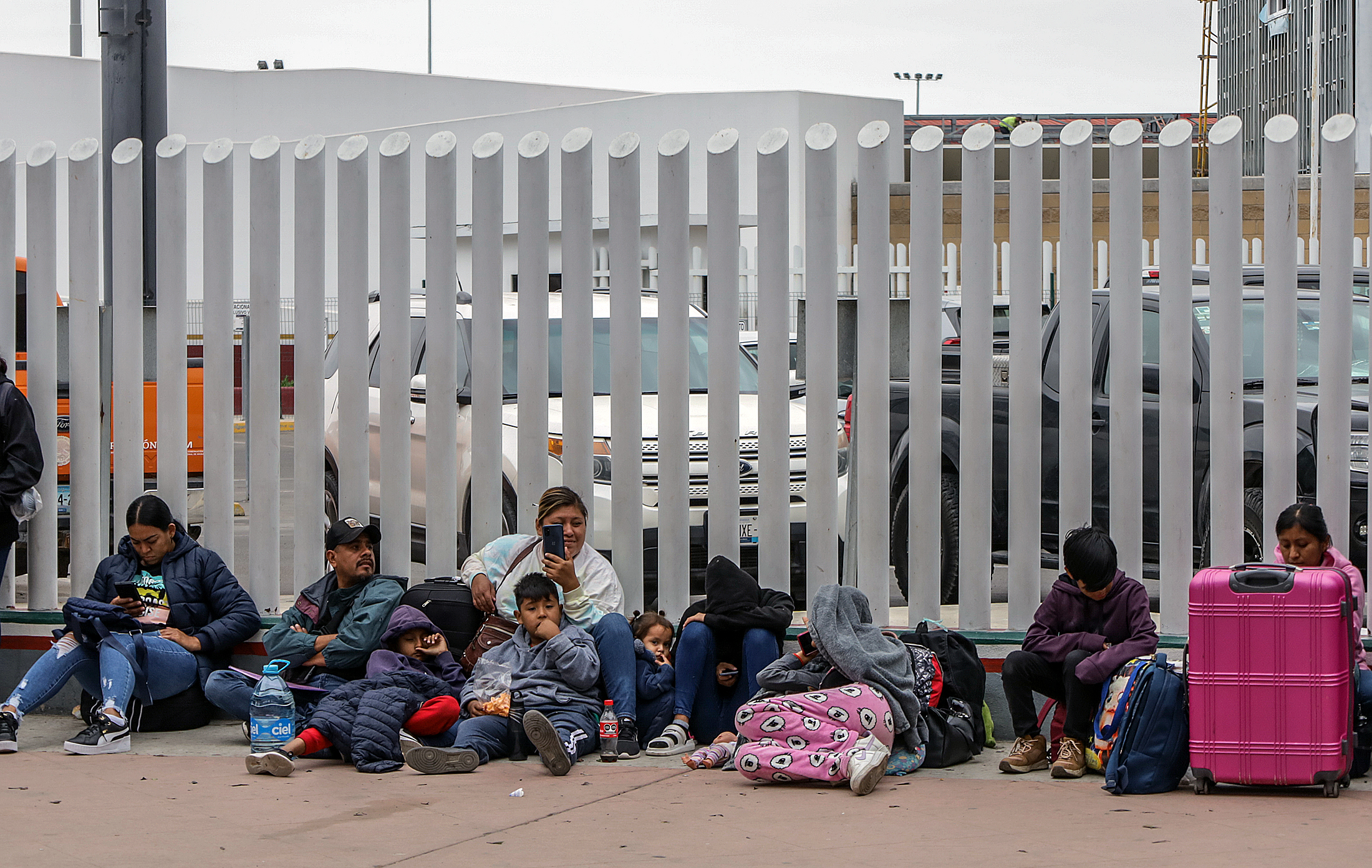 Migrantes esperan afuera de la garita internacional del Chaparral, el 10 de junio de 2023, en la ciudad fronteriza de Tijuana, México. (Foto Prensa Libre: EFE)