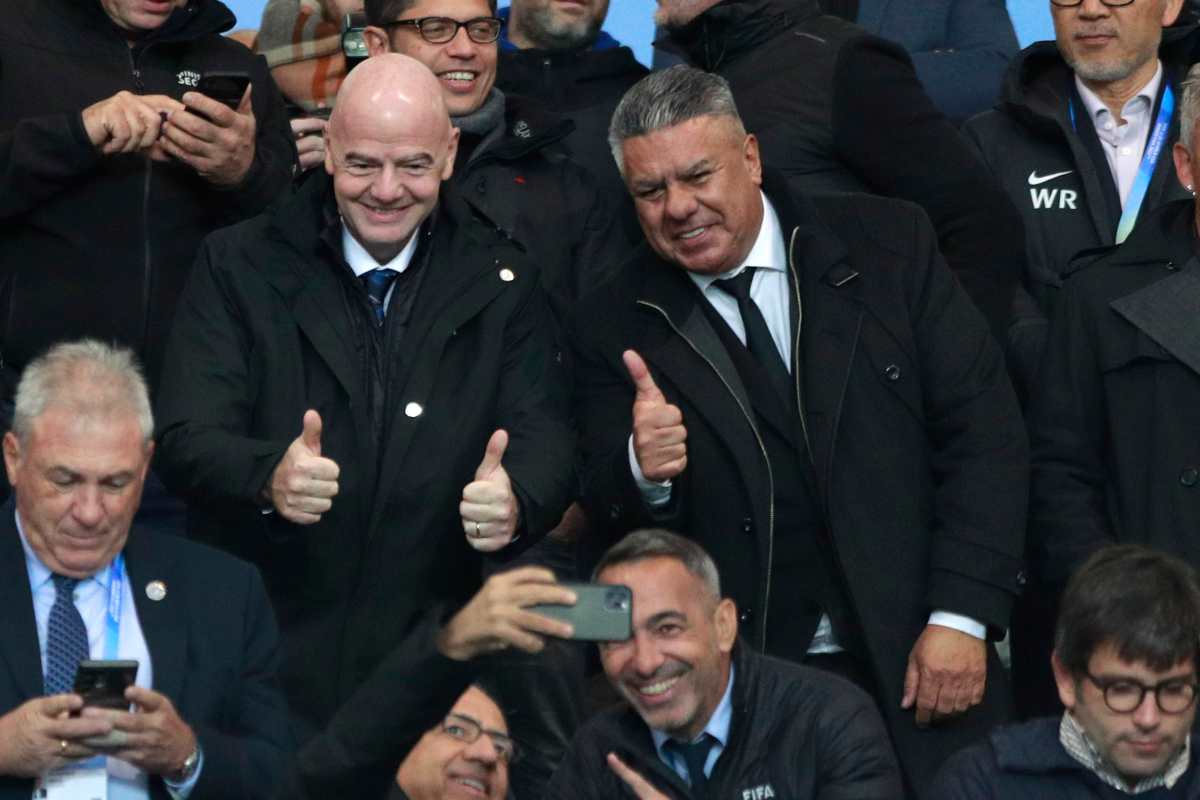 AMDEP4220. LA PLATA (ARGENTINA), 11/06/2023.- El presidente de la FIFA Gianni Infantino (i) y el presidente de la AFA Claudio Tapia (d) posan hoy, en la final de la Copa Mundial de Fútbol sub-20 entre Uruguay e Italia en el estadio Diego Armando Maradona en La Plata (Argentina). EFE/ Demian Alday Estevez