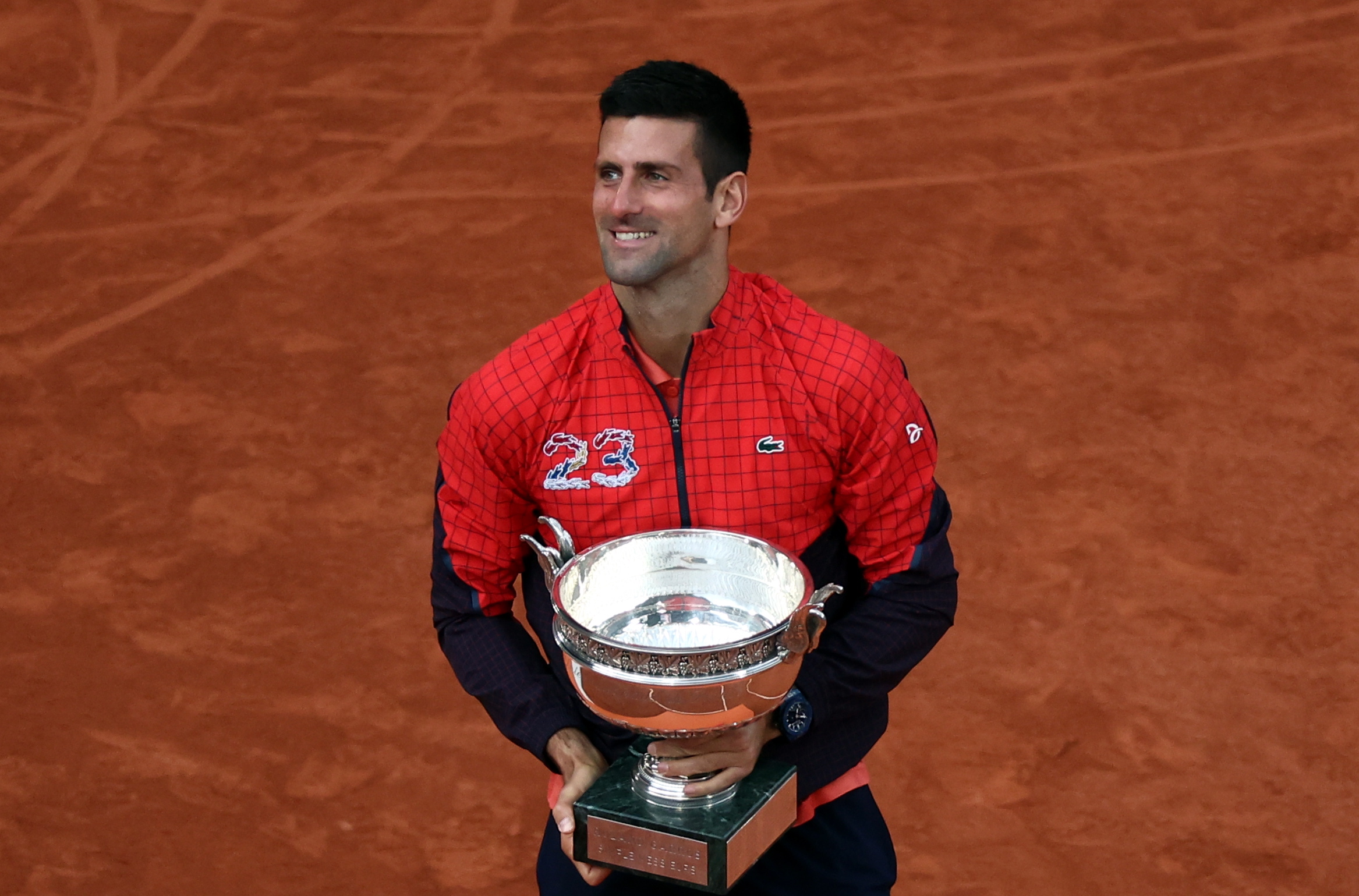 Novak Djokovic de Serbia posa con la Coupe des Mousquetaires después de ganar contra Casper Ruud de Noruega en su partido final masculino durante el torneo de tenis Grand Slam del Abierto de Francia en Roland Garros. Foto Prensa Libre (EFE)
