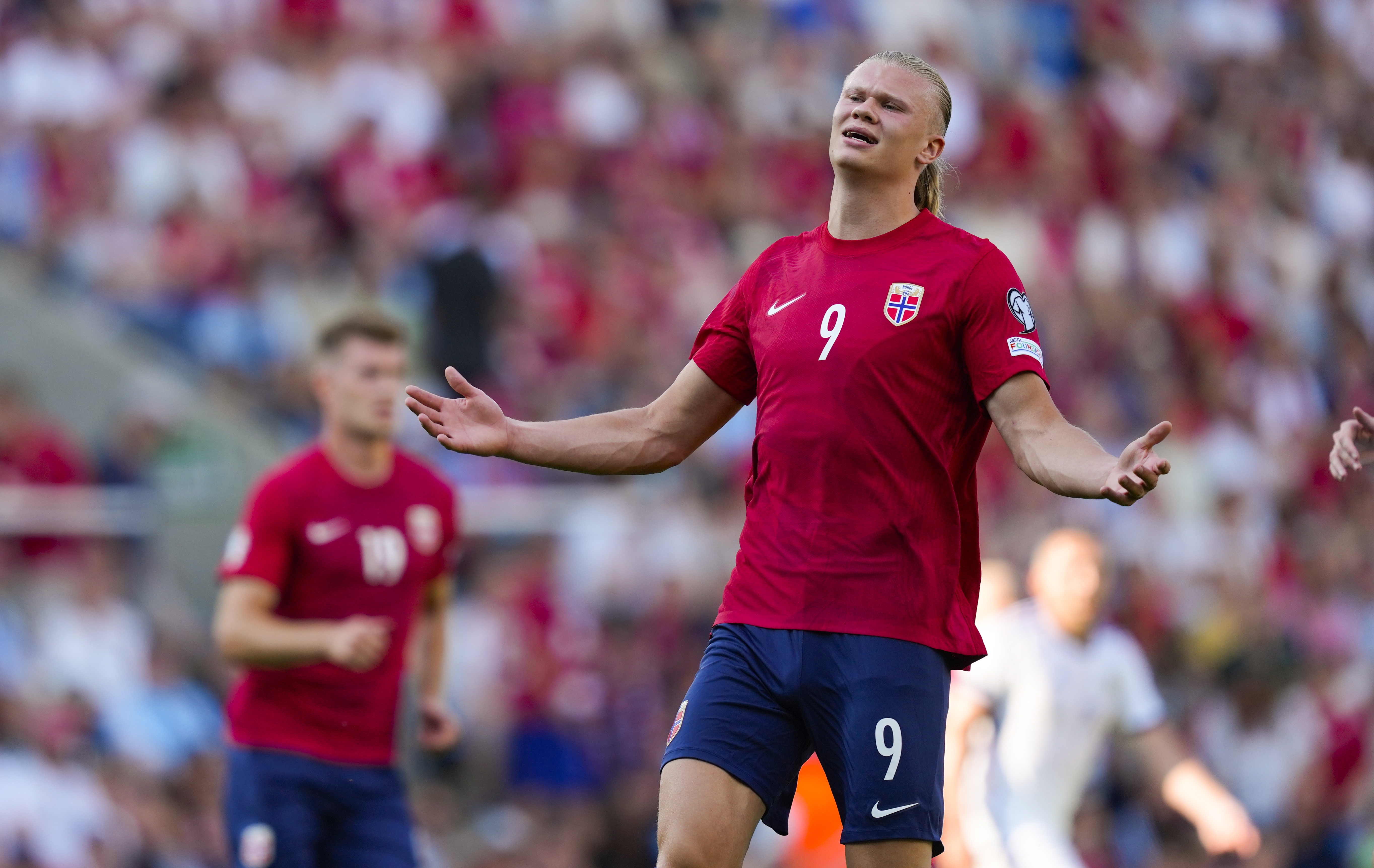 Erling Haaland (R) de Noruega reacciona durante el partido de fútbol clasificatorio de la UEFA EURO 2024 entre Noruega y Escocia. Foto Prensa Libre (EFE)