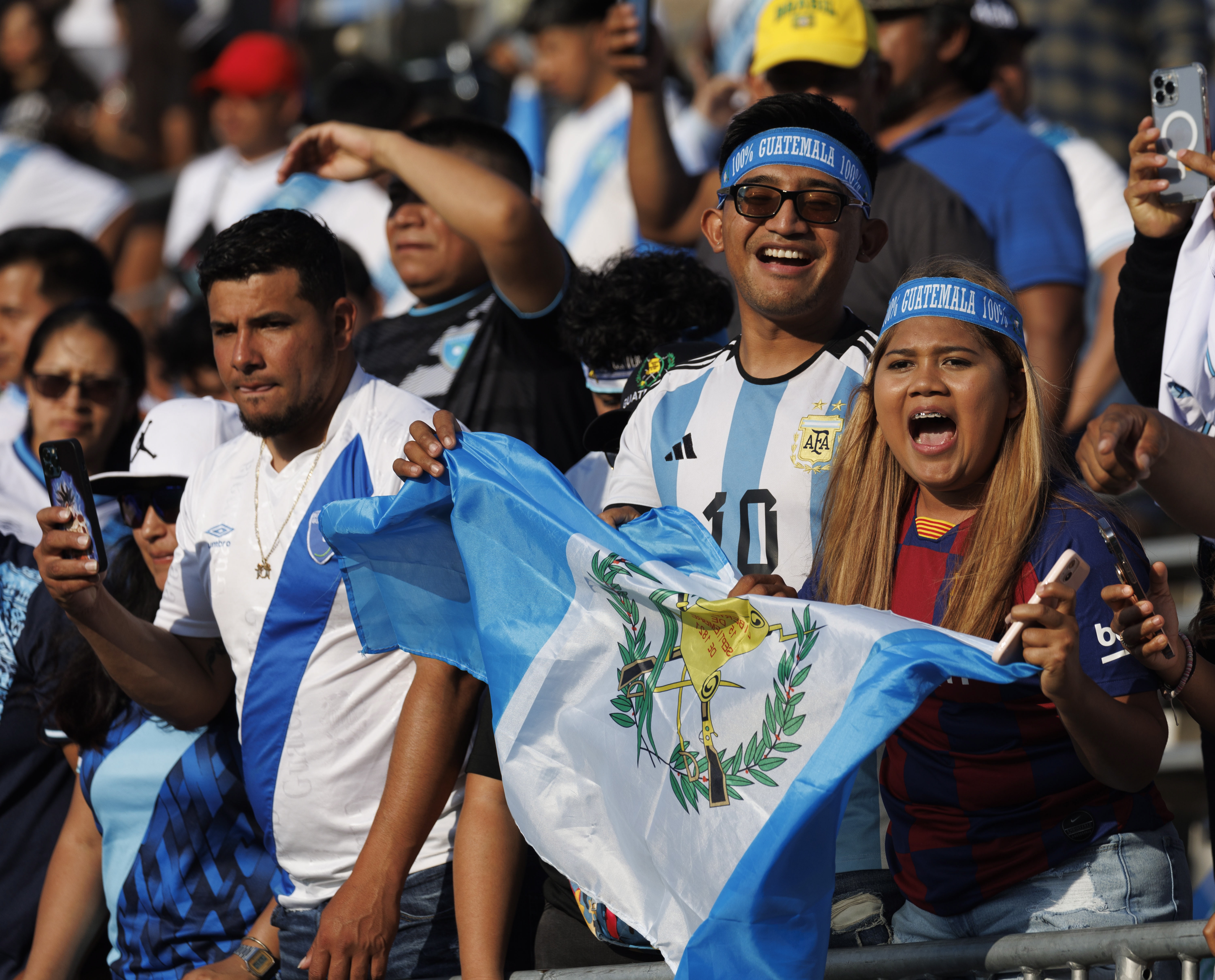 Aficionados de Guatemala celebran un gol de la bicolor durante la Copa Oro 2023.