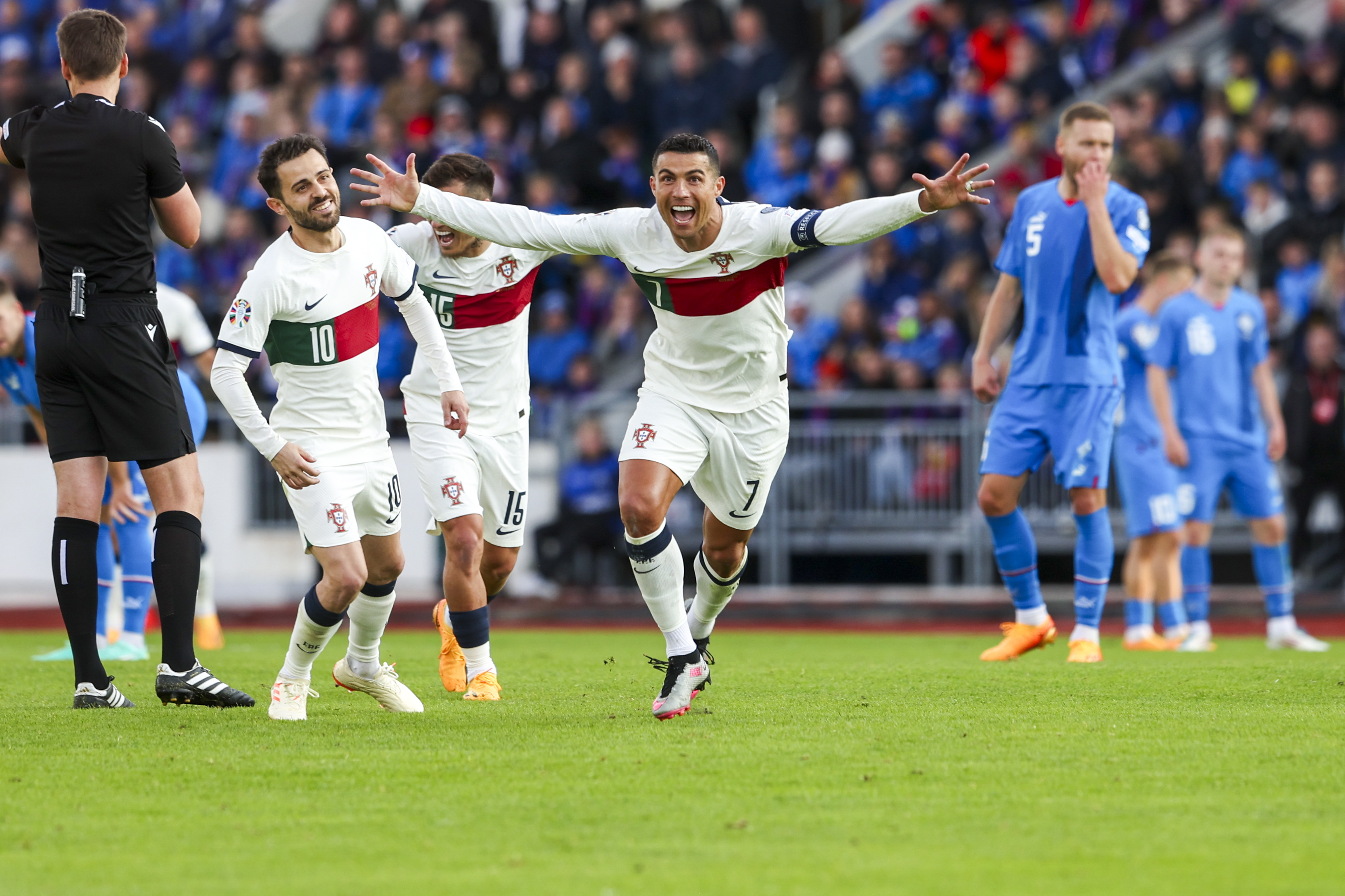 Cristiano Ronaldo celebra el gol de la victoria de Portugal frente a Islandia en la clasificatoria a la Euro 2024. (Foto Prensa Libre: EFE).