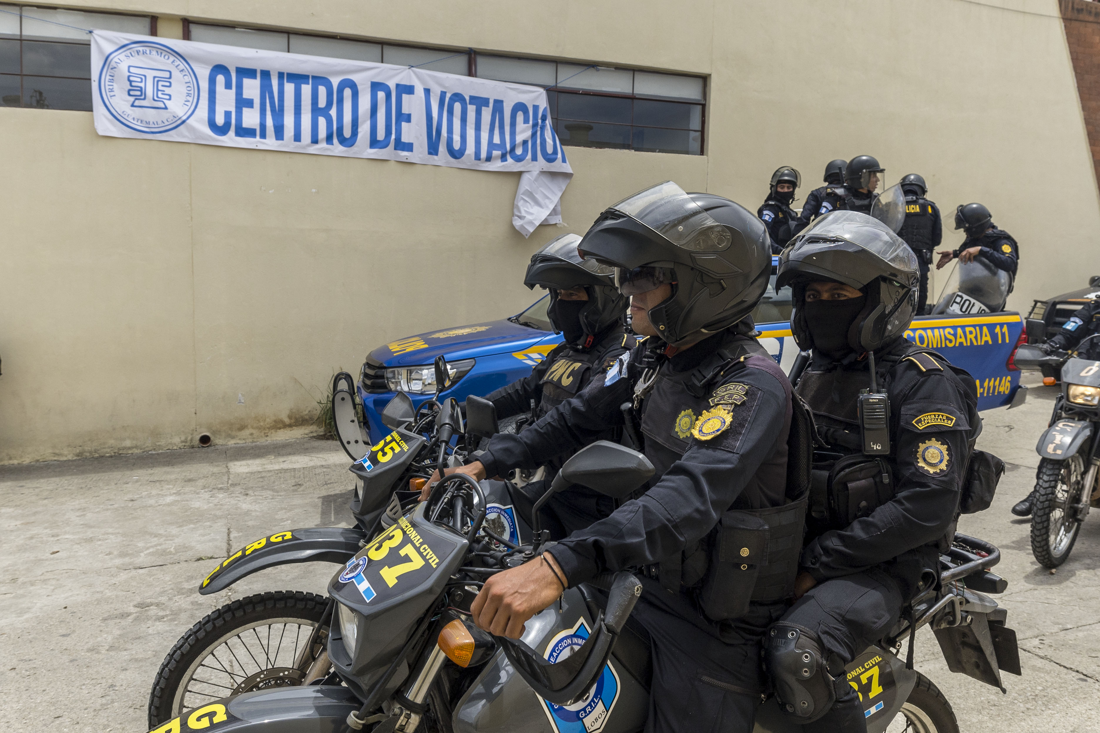El 25 de junio de 2023, policías acordonan centro de votación de San José del Golfo, en donde fiscales y pobladores querían evitar las votaciones pues señalaban al alcalde de acarrear personas para votar por él. (Foto Prensa Libre: HemerotecaPL)