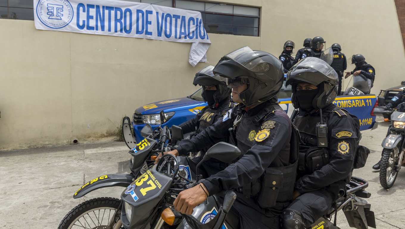 El 25 de junio de 2023, policías acordonan centro de votación de San José del Golfo, en donde fiscales y pobladores querían evitar las votaciones pues señalaban al alcalde de acarrear personas para votar por él. (Foto Prensa Libre: HemerotecaPL)
