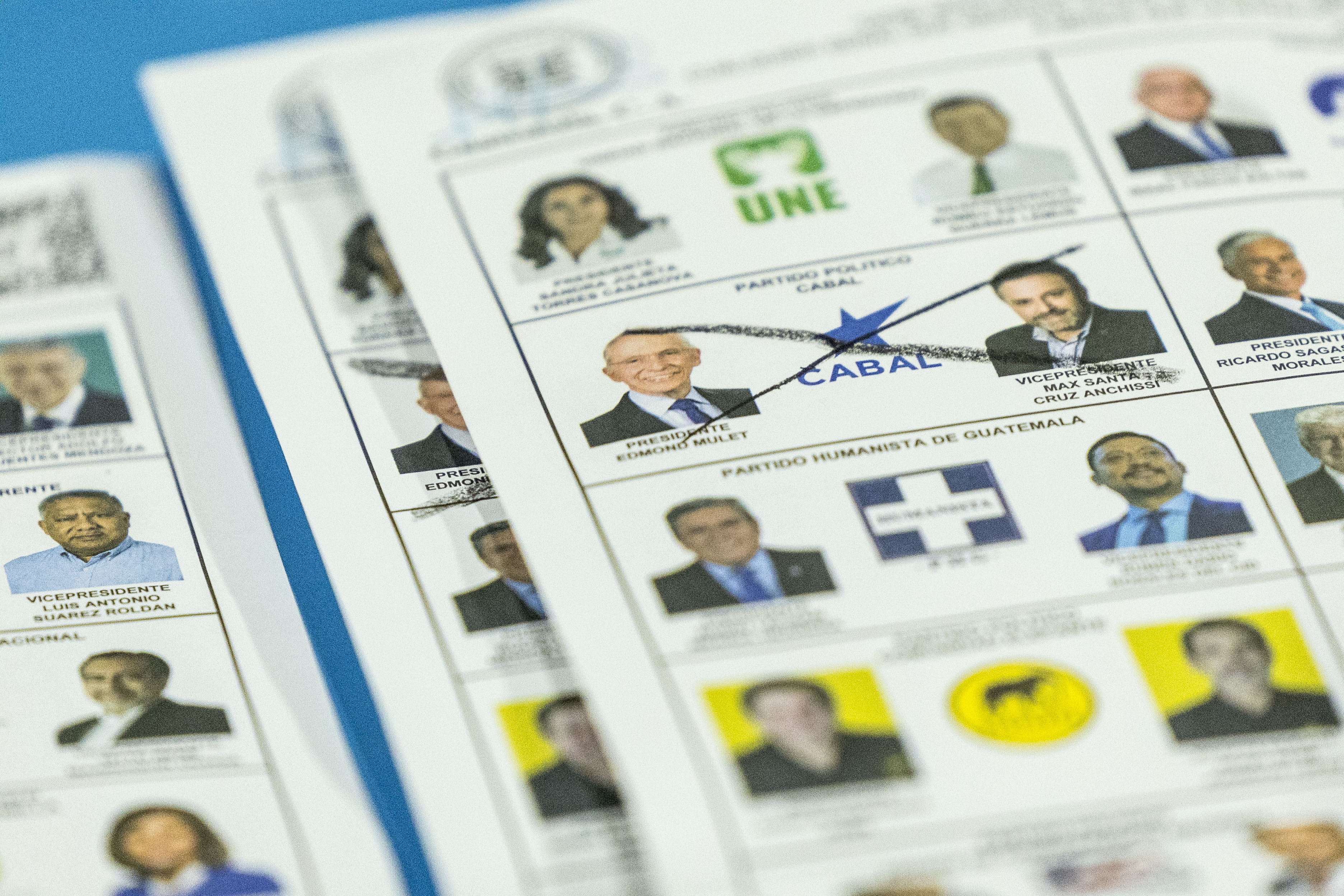 Papeletas presidenciales al final de la jornada electoral del 25 de junio del 2023, durnate las votaciones anteriores en Guatemala.