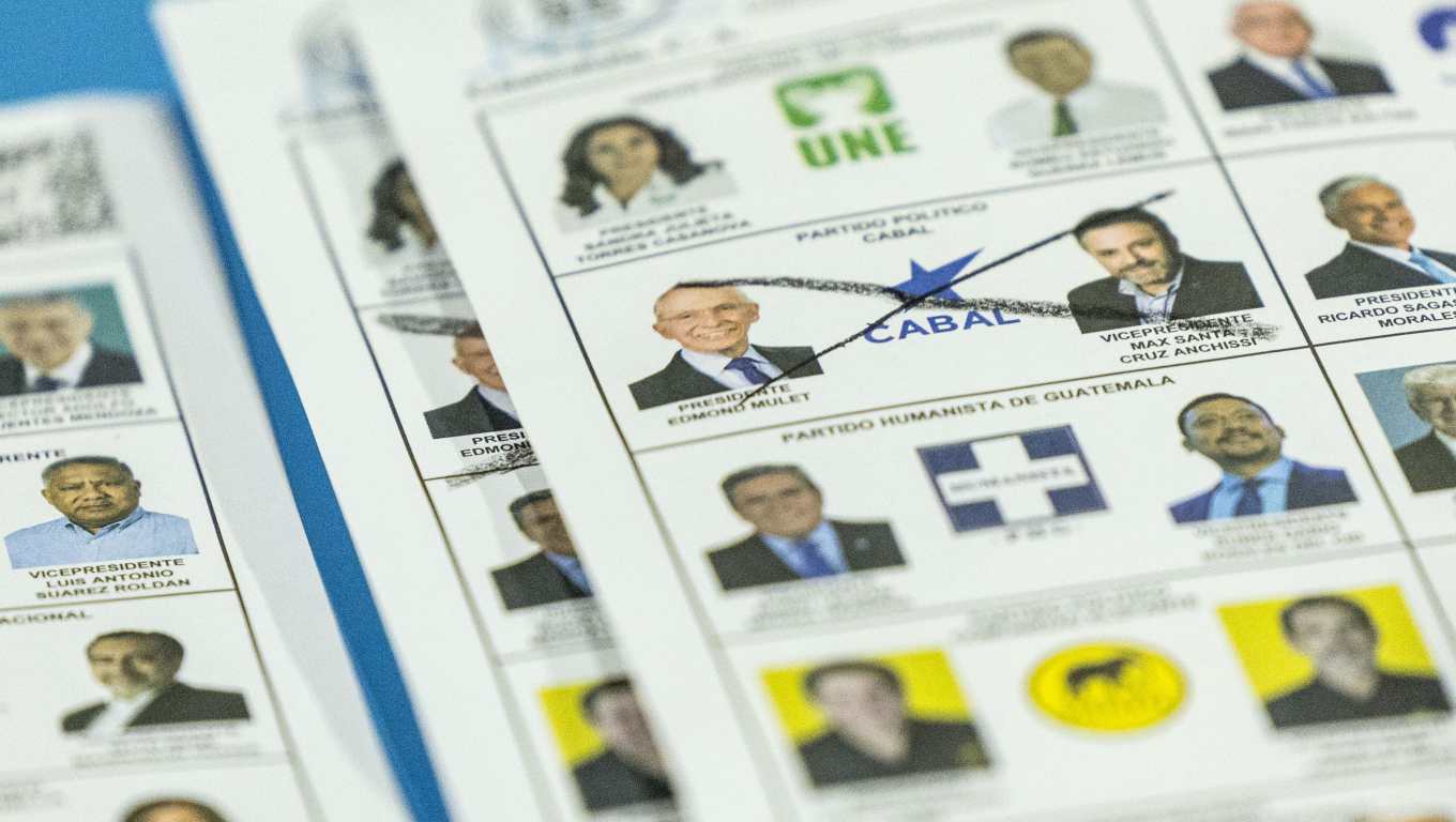 Papeletas presidenciales al final de la jornada electoral del 25 de junio del 2023, durnate las votaciones anteriores en Guatemala.
