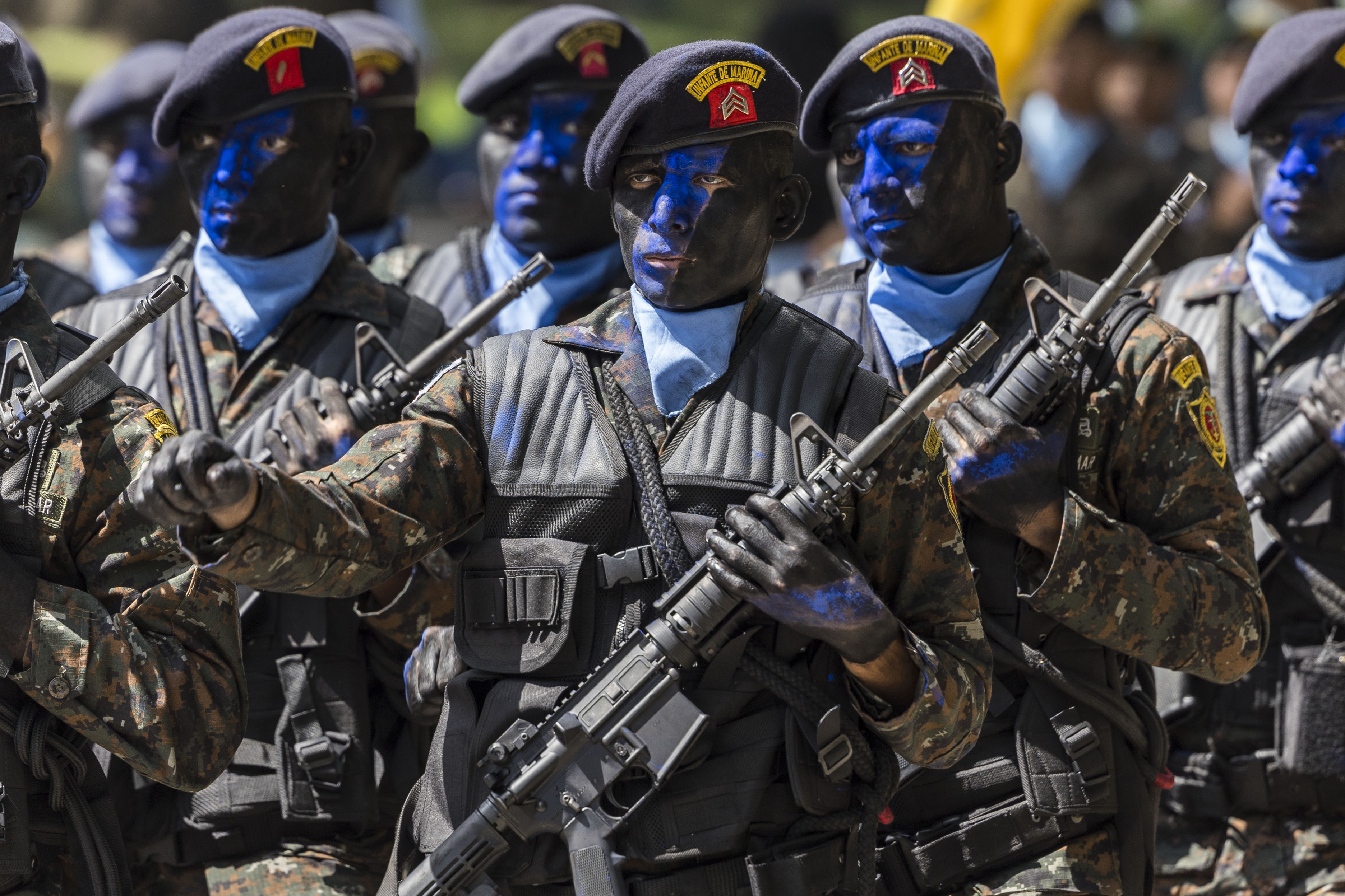 AME061. CIUDAD DE GUATEMALA (GUATEMALA), 30/06/2023.- Integrantes del Ejército de Guatemala realizan hoy su tradicional desfile por las calles, durante la celebración del Día del Ejército y la conmemoración de la gesta revolucionaria de 1871, en Ciudad de Guatemala (Guatemala). Cientos de personas observaron el desfile de las Fuerzas Armadas que marcharon desde la Avenida Las Américas hasta el Campo de Marte. EFE/Esteban Biba