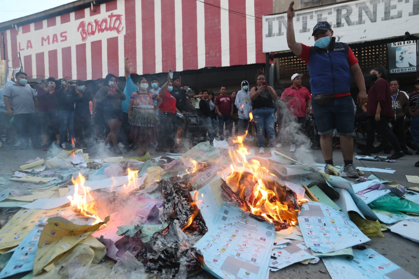 En Chinautla pobladores inconformes con los resultados de la elección para alcalde quemaron las papeletas electorales. (Foto Prensa Libre: Roberto López)