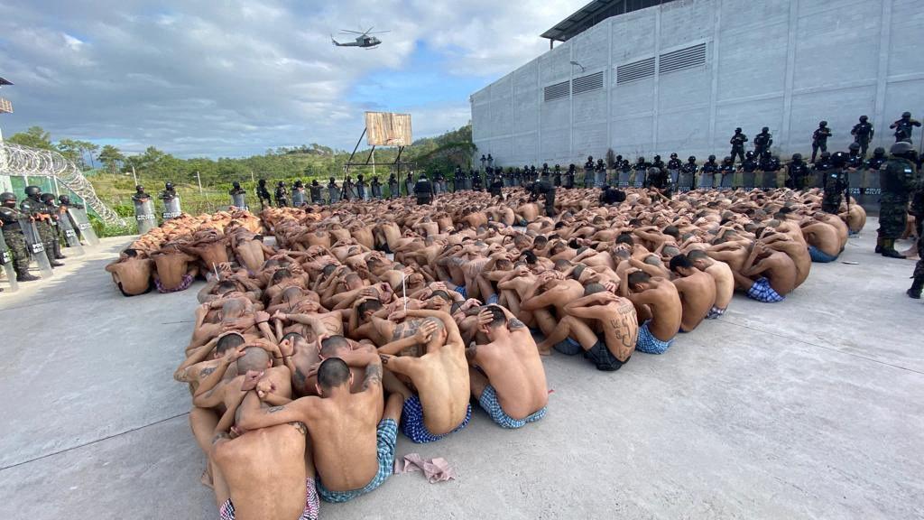 La policía militar de Honduras tomó el control de los centros penales. REUTERS