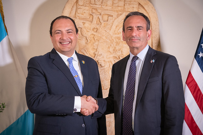 El canciller de Guatemala, Mario Búcaro y Phil Gordon asesor de seguridad nacional de la vicepresidenta de EE. UU., Kamala Harris. (Foto Prensa Libre: Gobierno de Guatemala)