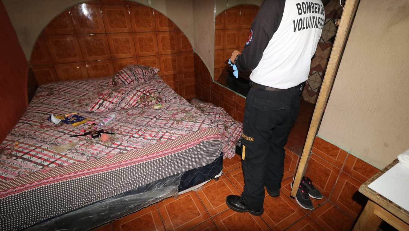 La joven mujer fue localizada muerta en una habitación de un hotel de la zona 2 de la capital, según el reporte de los Bomberos Voluntarios. (Foto Prensa Libre: CVB)