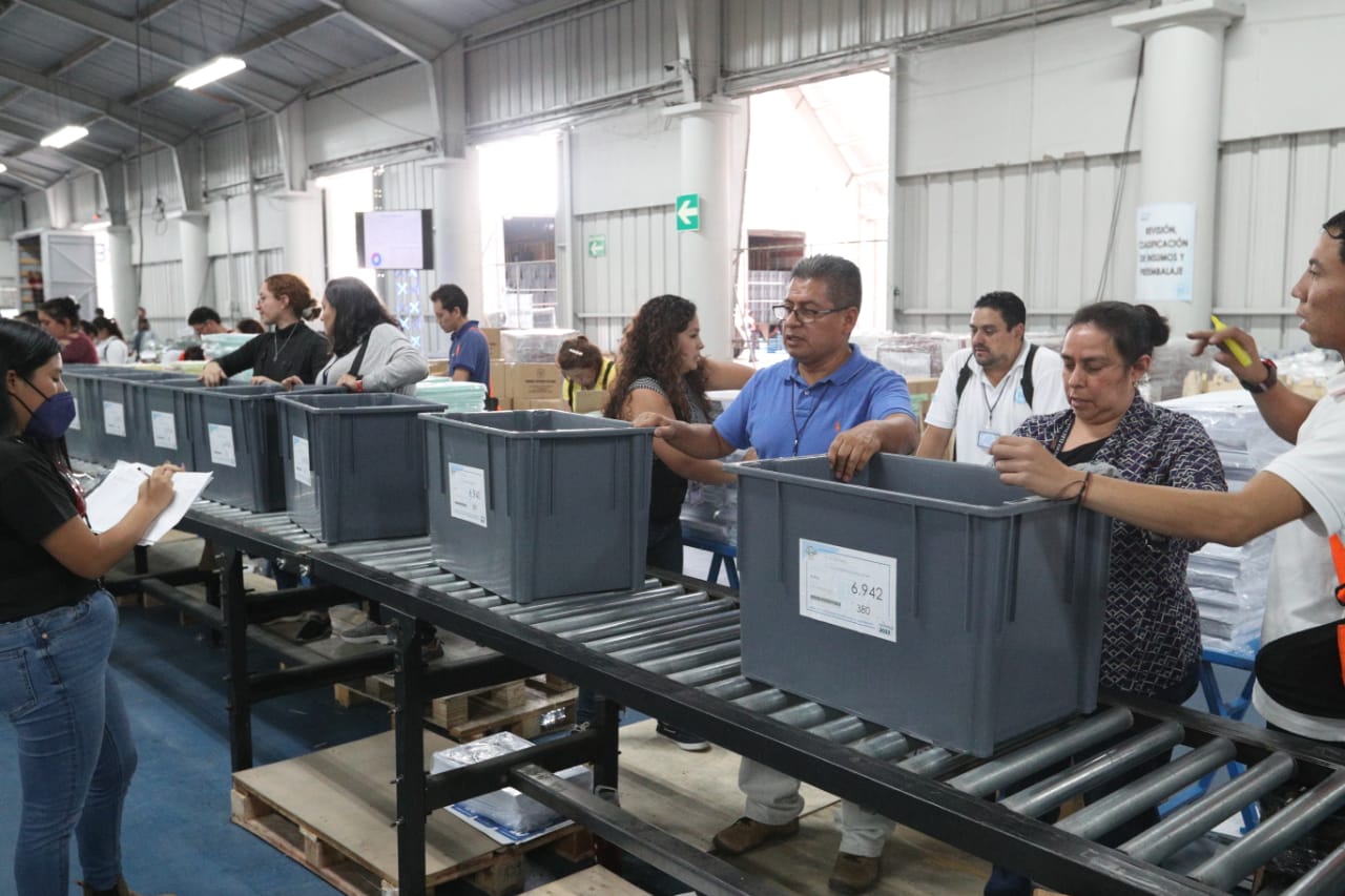Trabajadores del TSE apresuran el embalaje de las cajas electorales que deben ser enviadas a los centros de votación. (Foto Prensa Libre: María José Bonilla)