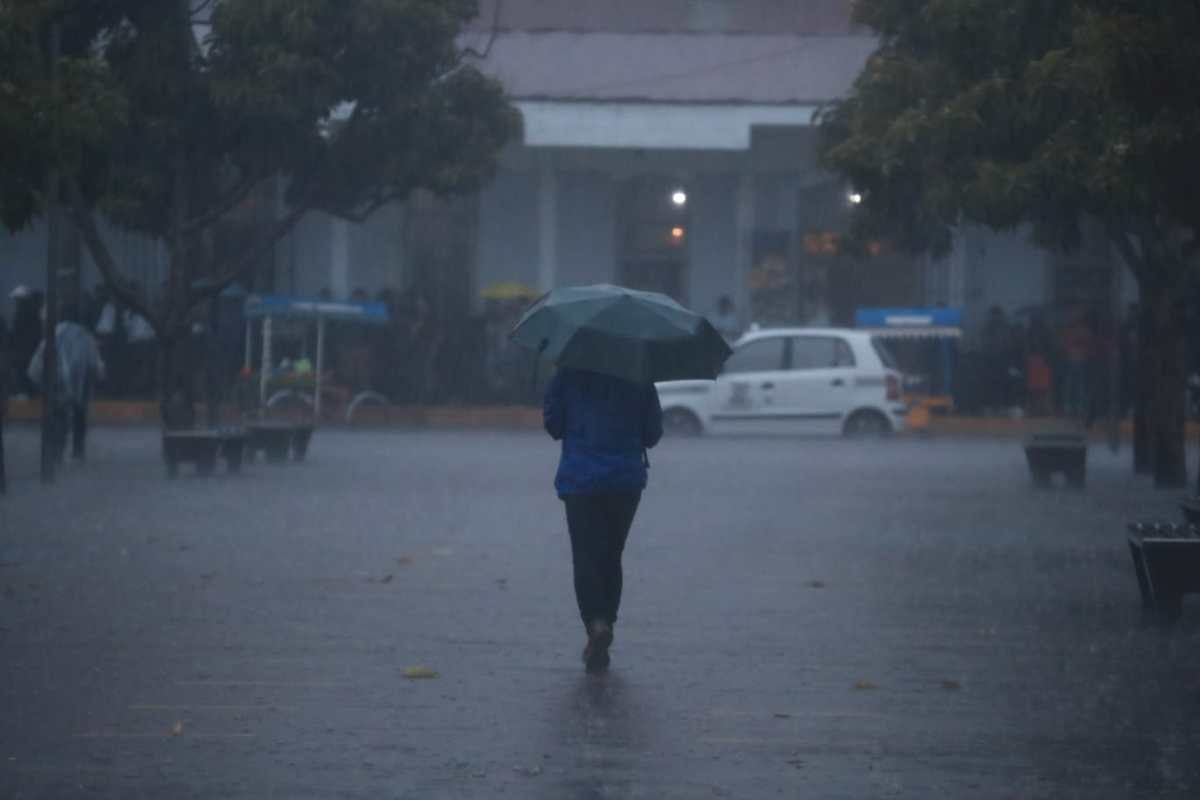 Varios sectores de la capital son afectados por la fuerte lluvia. (Foto Prensa Libre: Carlos Hernández Ovalle)