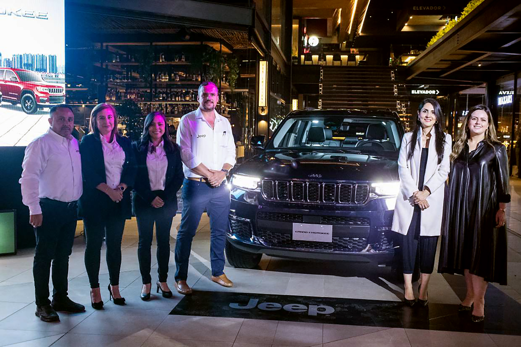 Representantes de Jeep y de Grupo Q, en la presentación de los dos modelos. Foto Prensa Libre: Cortesía