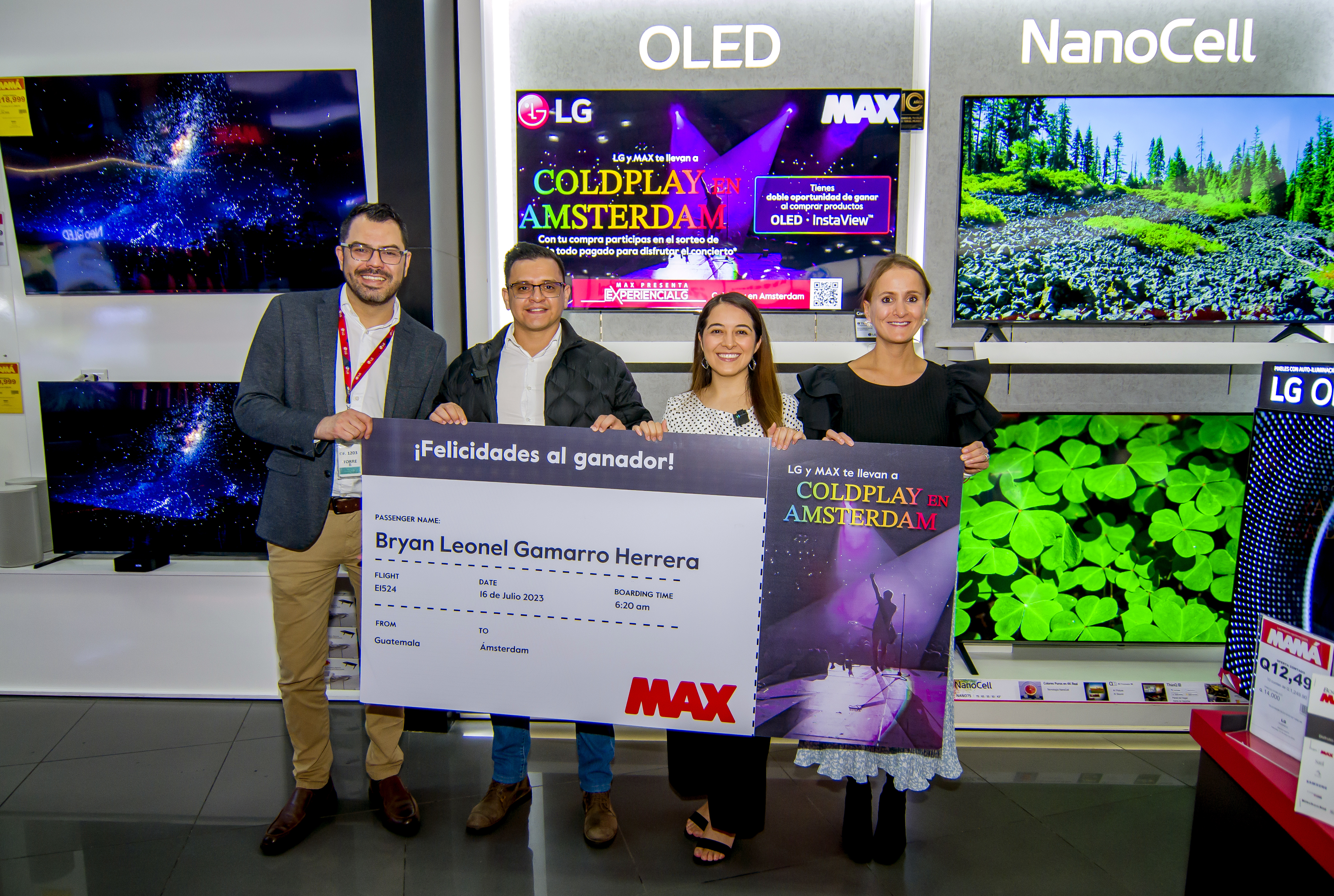 Jorge Laguardia, relaciones públicas de LG; la pareja de ganadores Bryan Gamarro y Marjorie García; y Melanie Behrens, coordinadora de relaciones públicas de Grupo Distelsa. Foto Prensa Libre: Sergio Muñoz