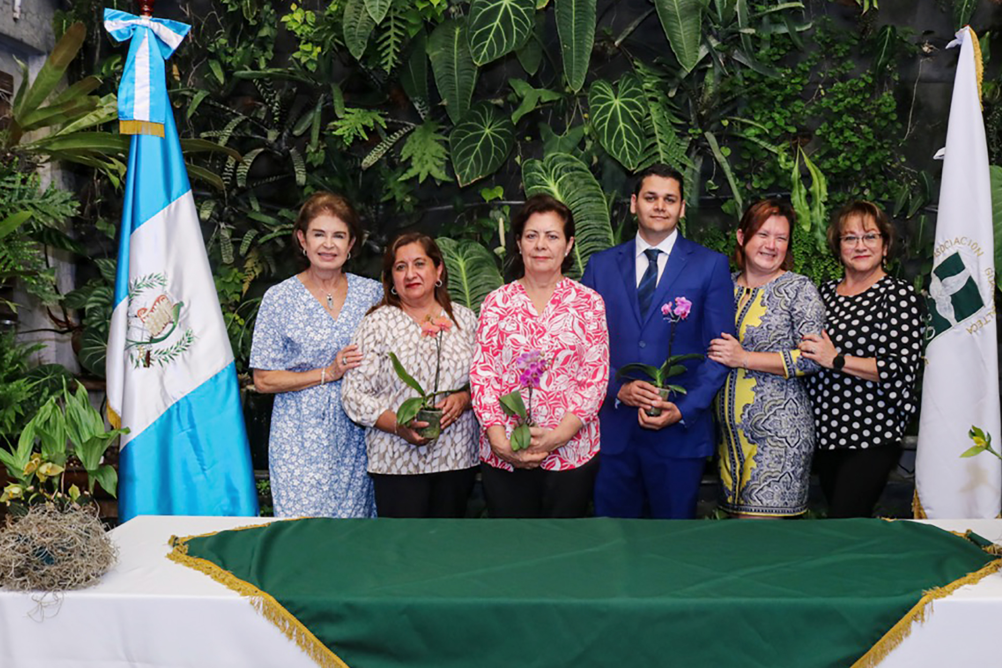 Junta Directiva Asociación Guatemalteca de Orquideología (AGO), hizo la presentación de la Exposición Nacional de Orquídeas de Oro 50 Años. Foto Prensa Libre: Cortesía