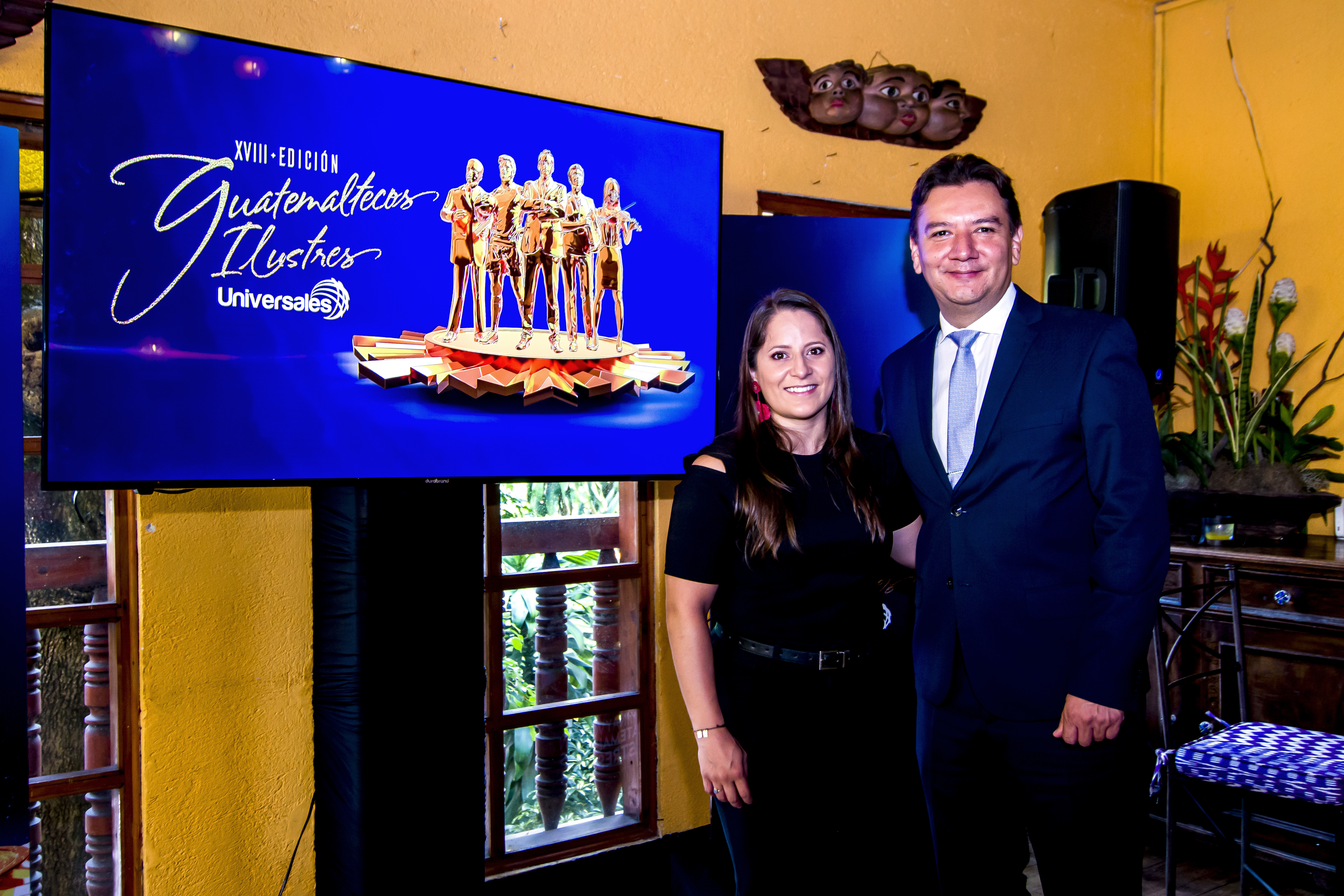 Adriana Ruano, ganadora XVII Guatemalteca Ilustre categoría Deportiva; y Mario Tello, gerente de Mercadeo de Universales. Foto Prensa Libre: Sergio Muñoz