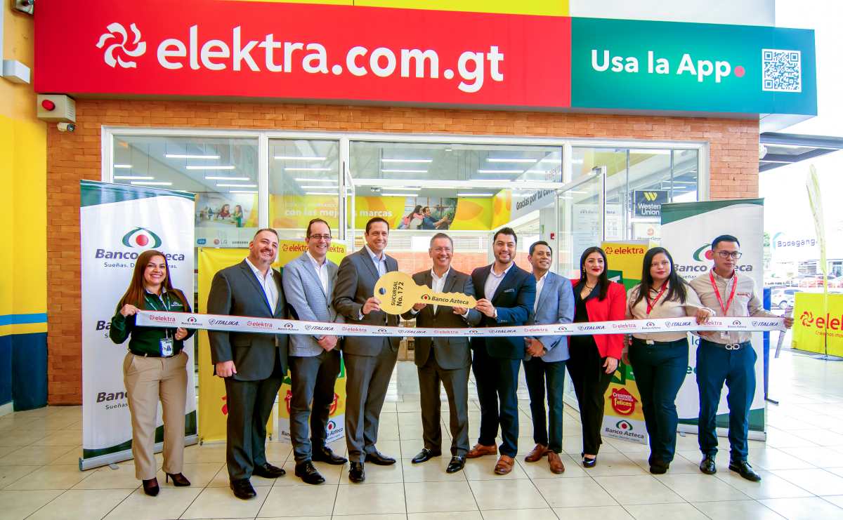Los directivos de las empresas del Grupo Salinas inauguran la nueva sucursal 68 de Tiendas Elektra y 172 de Banco Azteca. Foto Prensa Libre: Sergio Muñoz