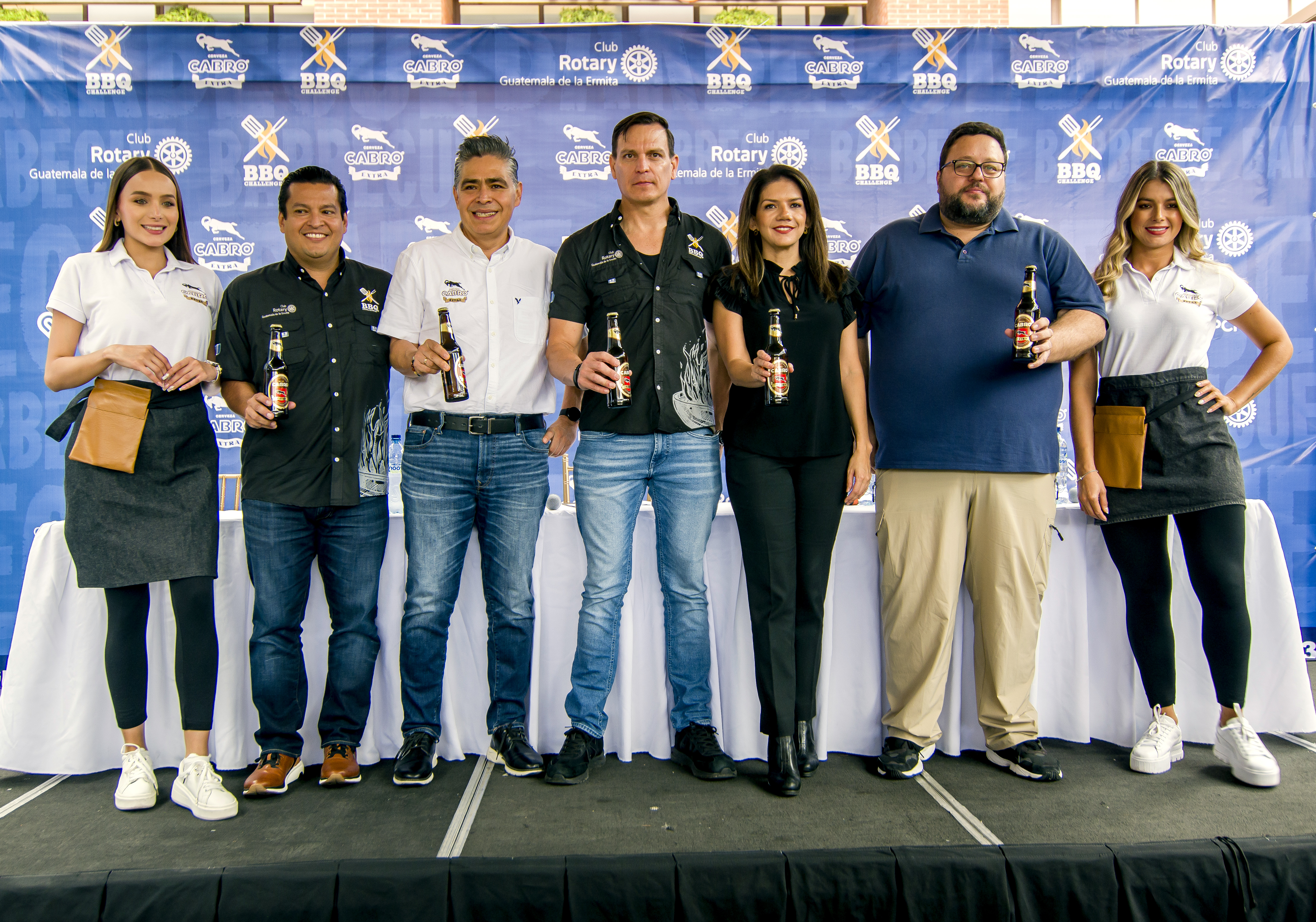 Las edecanes (esquinas) posan junto a Estuardo Molina, Club Rotario Guatemala de la Ermita; Marco Morales, gerente de Marca Cerveza Cabro; Roberto Cruz, Club Rotario Guatemala de la Ermita; Irene Basterrechea, gerente comercial de Condado Concepción; y Luis Pedro Escaler, Club Rotario Guatemala de la Ermita. Foto Prensa Libre: Sergio Muñoz