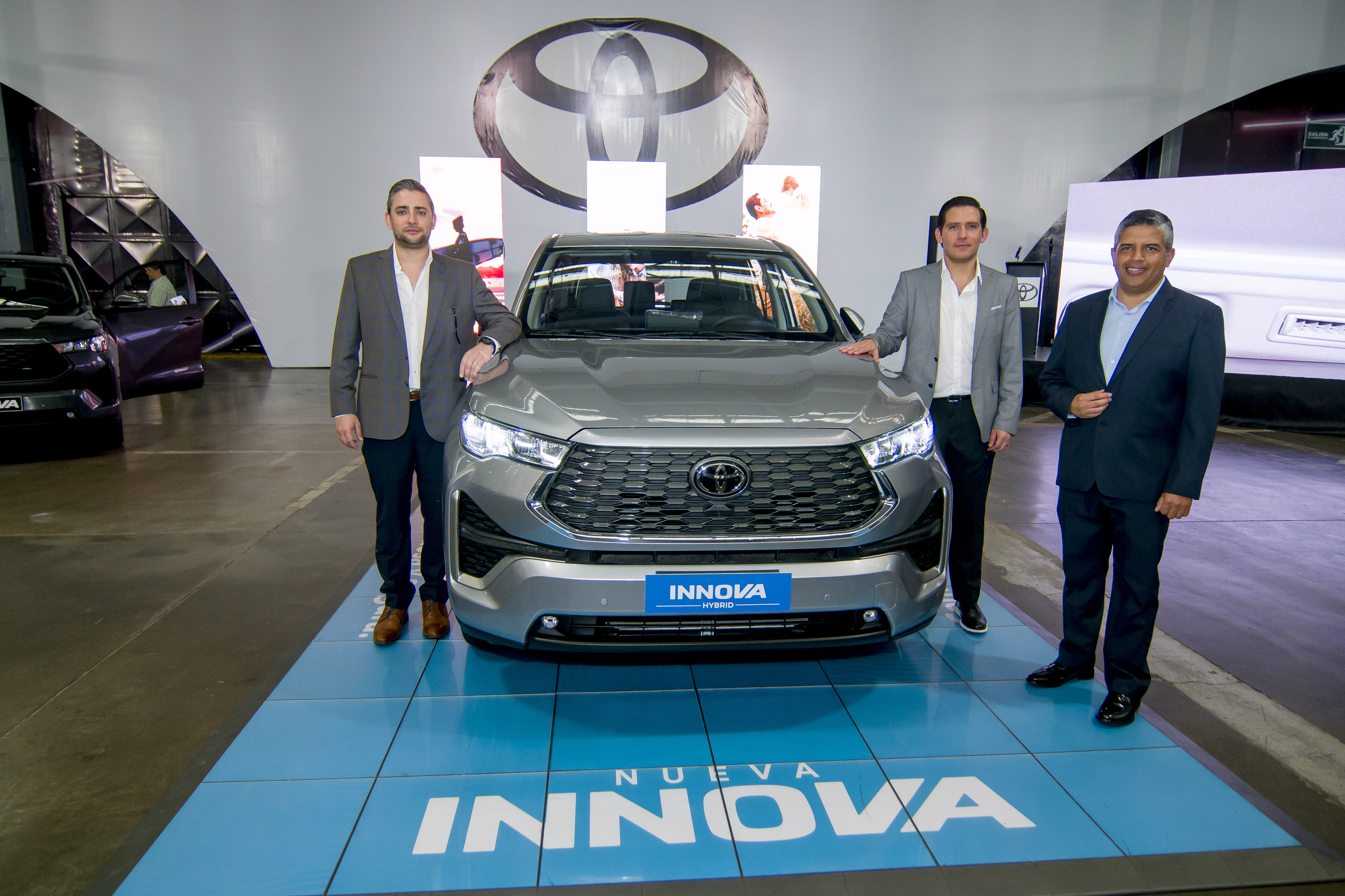 Representantes de la marca presentan la nueva Toyota Innova. Foto Prensa Libre: Sergio Muñoz