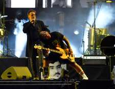 El cantante de la banda argentina Los Fabulosos Cadillacs, Vicentico, se presenta durante un concierto gratuito en vivo en el Zócalo (plaza principal) de la Ciudad de México el 3 de junio de 2023. (Fotto Prensa Libre: AFP)