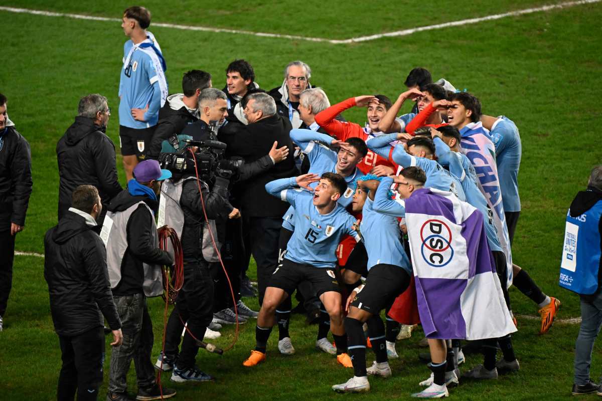 Los jugadores de Uruguay celebran después de derrotar a Italia y ganar el partido final de la Copa Mundial Sub-20 de Argentina 2023 entre Uruguay e Italia en el estadio Estadio Unico Diego Armando Maradona. Foto Prensa Libre (AFP)