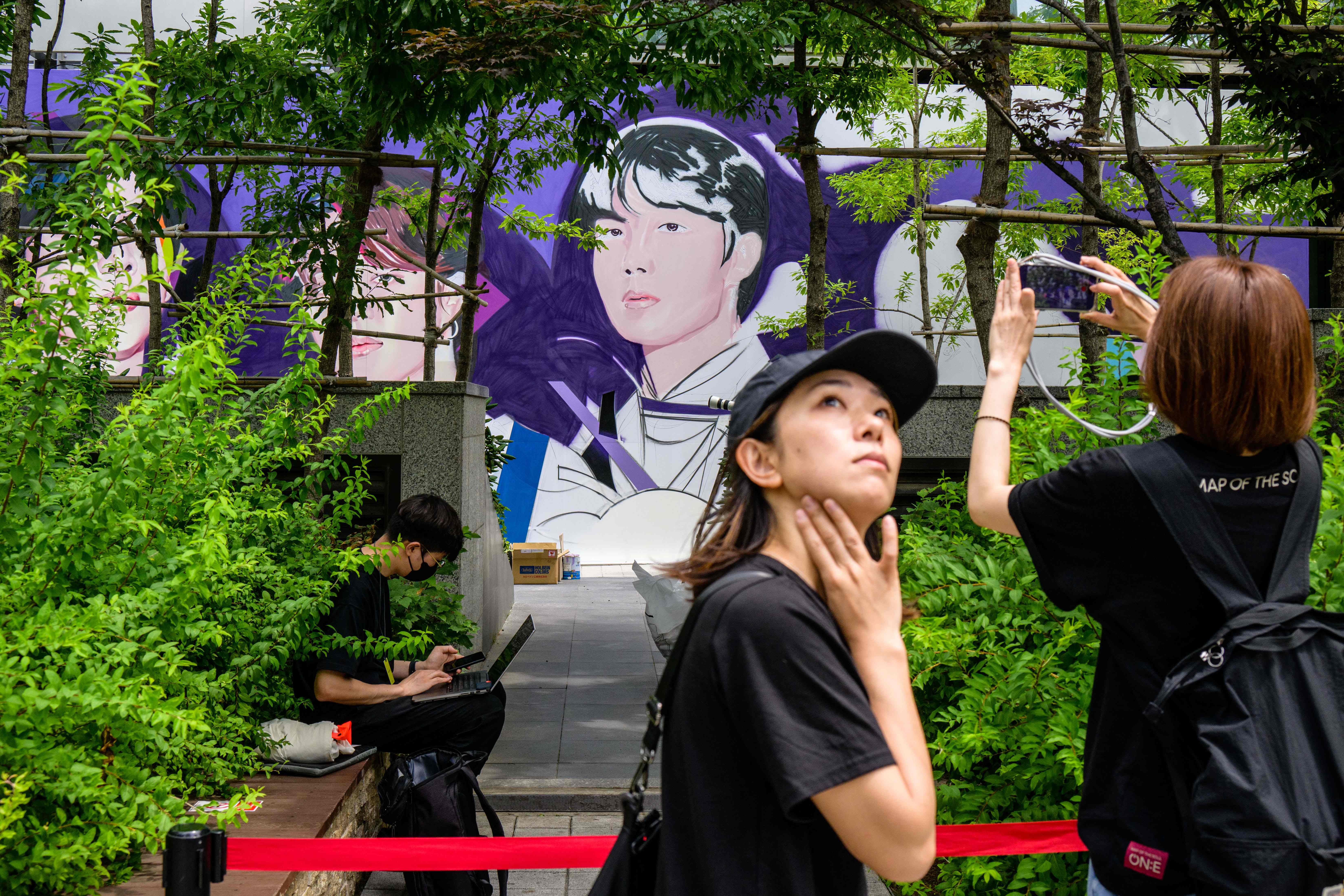 BTS ha sumado un mural y un nuevo sencillo más a la lista de actividades y estrenos con motivo de sus 10 años, que se cumplieron exactamente el 13 de junio. (Foto Prensa Libre: Anthony WALLACE / AFP)