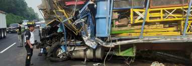 Un tráiler que trasladaba juegos mecánicos se accidentó en la autopista Palín – Escuintla. (Foto Prensa Libre: Bomberos Voluntarios)