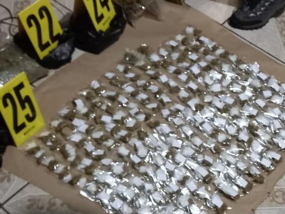 Radiotransmisores, bolsas con marihuana y municiones: los detalles del allanamiento de una supuesta guarida de pandilleros en Mixco