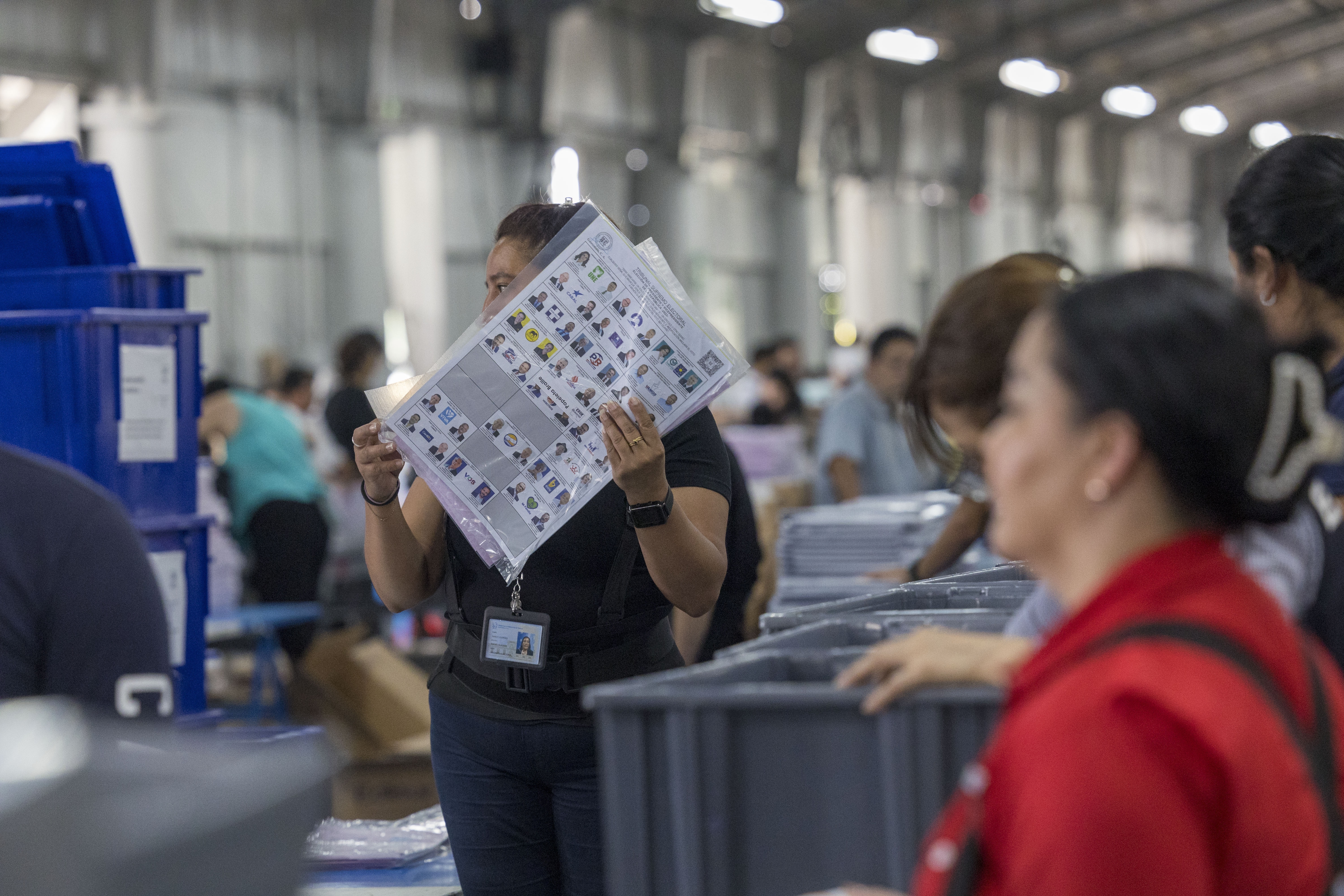 Personal del TSE empacan las boletas que se utilizarán en la elección de hoy. (Foto Prensa Libre: EFE)