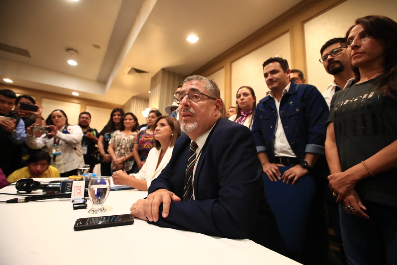 El candidato presidencial del partido Semilla, Bernardo Arévalo, durante una conferencia de prensa que se desarrolló en medio de los resultados preliminares que lo enviaban al balotaje con Sandra Torres. (Foto Prensa Libre: Carlos Hernández)