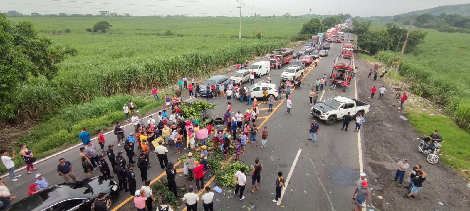 Bloqueo de madres de familia en la CA-2 porque no tienen maestros en la escuela de a aldea Florido Aceituno, Escuintla. (Prensa Libre: Carlos Paredes)