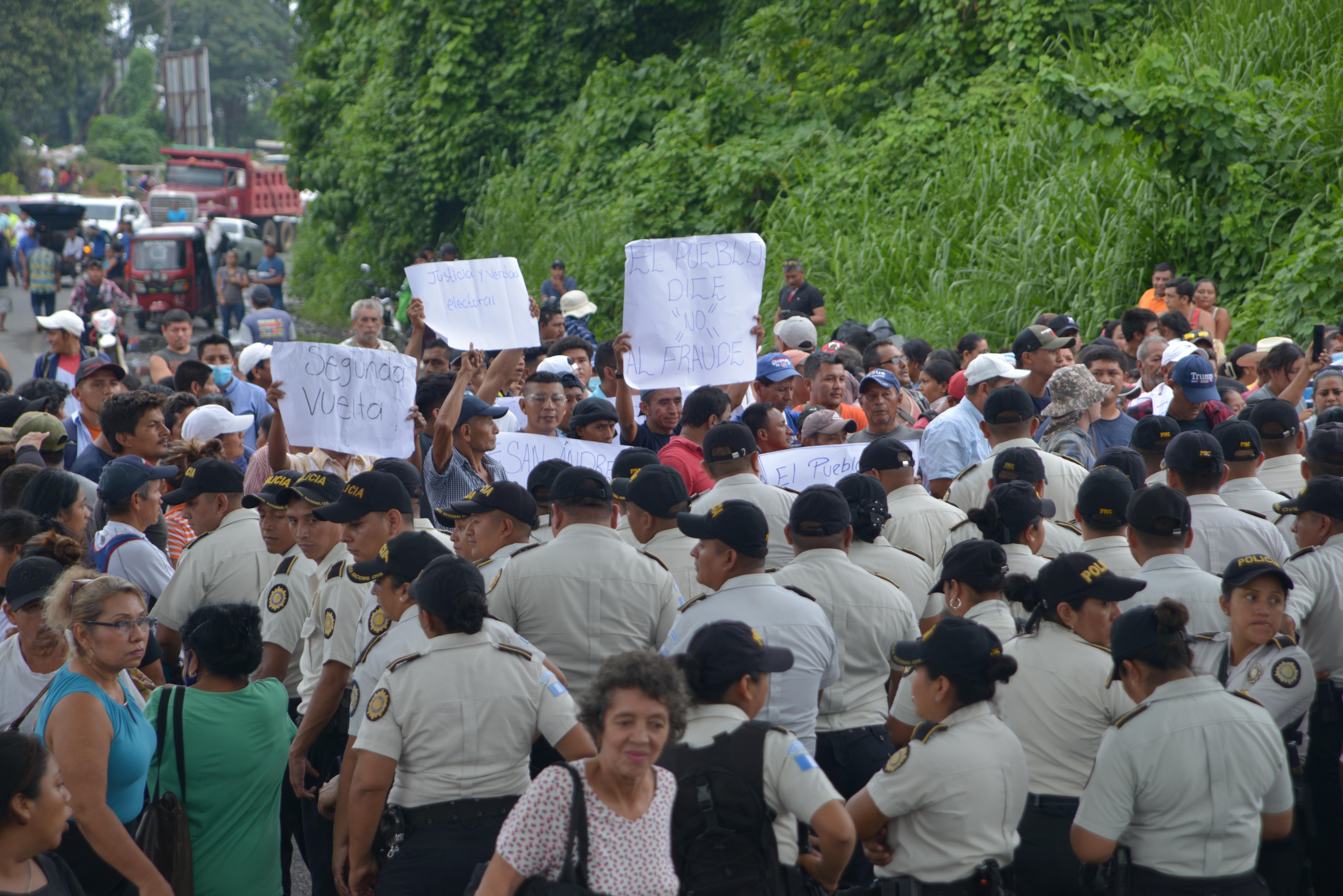 Pobladores de algunos departamentos del suroccidente han protestado y bloqueado rutas por los resultados electorales. (Foto Prensa Libre: Victoria Ruiz).