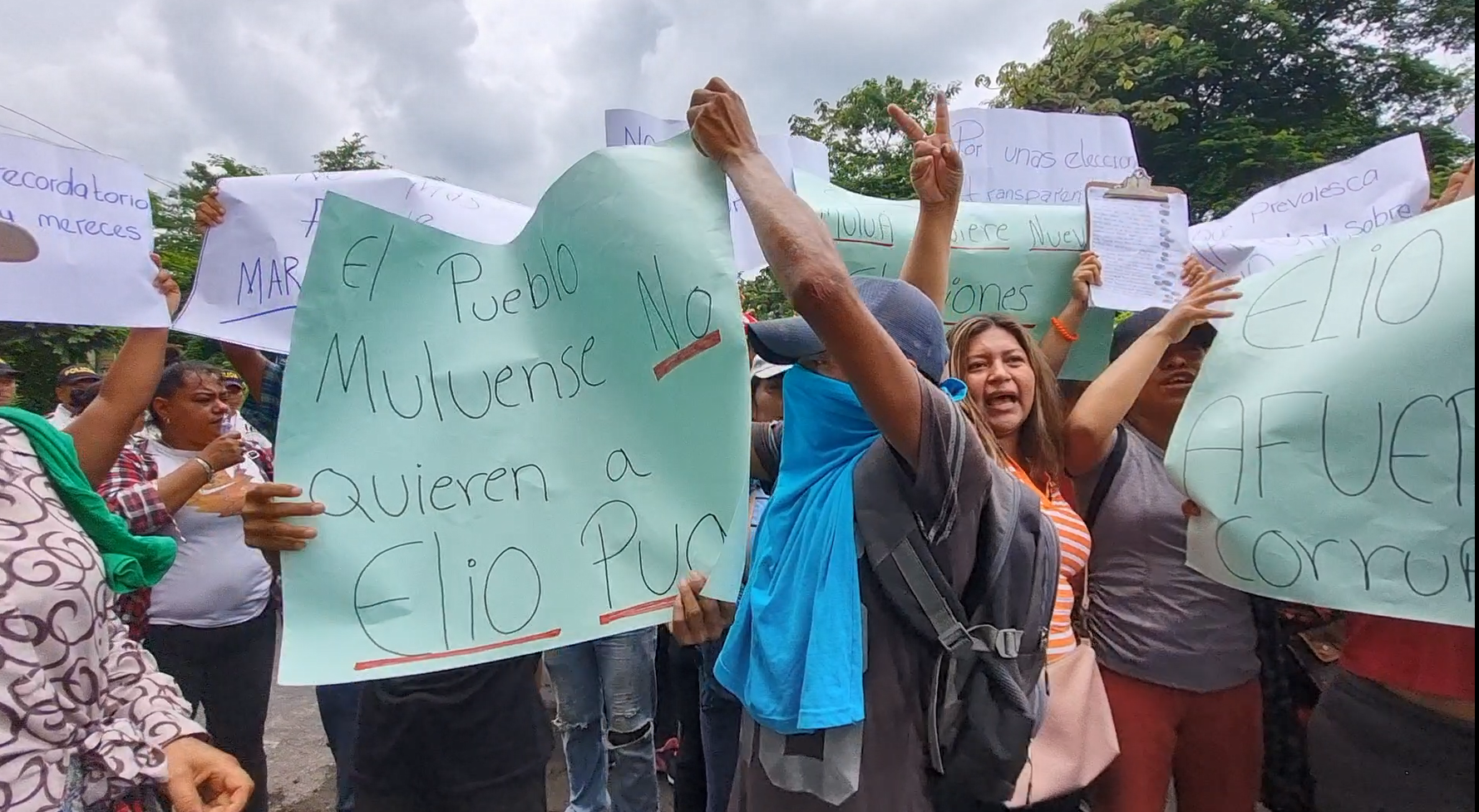 Los pobladores bloquearan por algunas horas el paso de vehículos este martes 27 de junio en el kilómetro 178.5 de la ruta CA-2, EL Zarco, Santa Cruz Muluá. (Foto Prensa Libre: Victoria Ruiz)