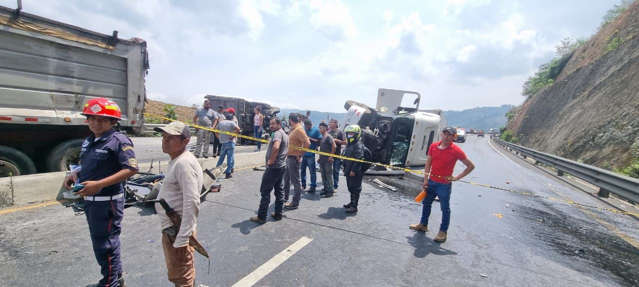 Socorristas atienden un accidente de tránsito en el libramiento de Chimaltenango. (Foto Prensa Libre: Emy Sánchez)